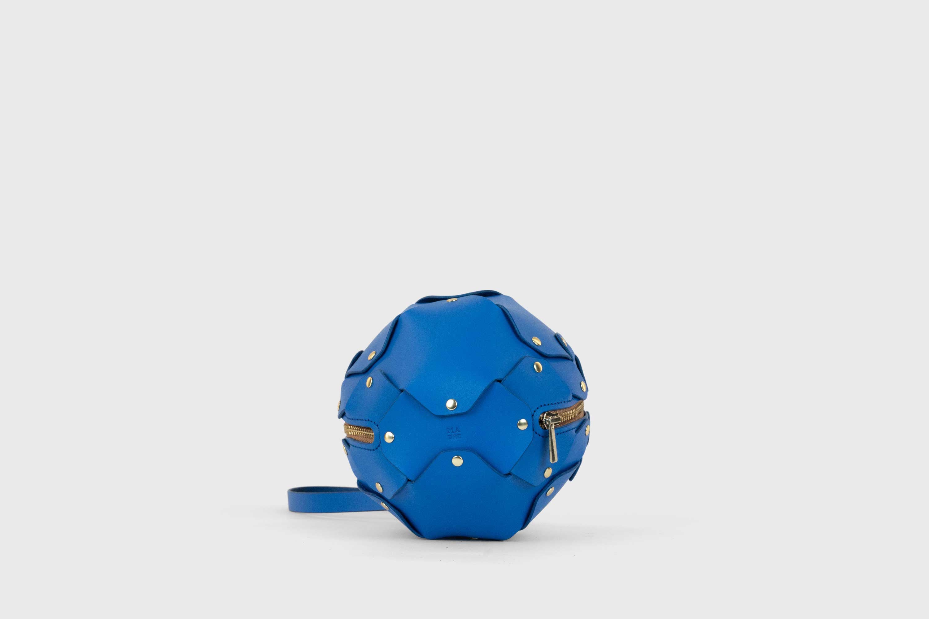 Puff Leather Ball Bag Royal Blue Luxury Vegetable Tanned Full Grain Spain Brass Rivets Premium Design Minimalist Modern Round Sphere Circle Round Zipper Pouch Handbag Clutch Bag Atelier Madre Manuel Dreesmann Barcelona