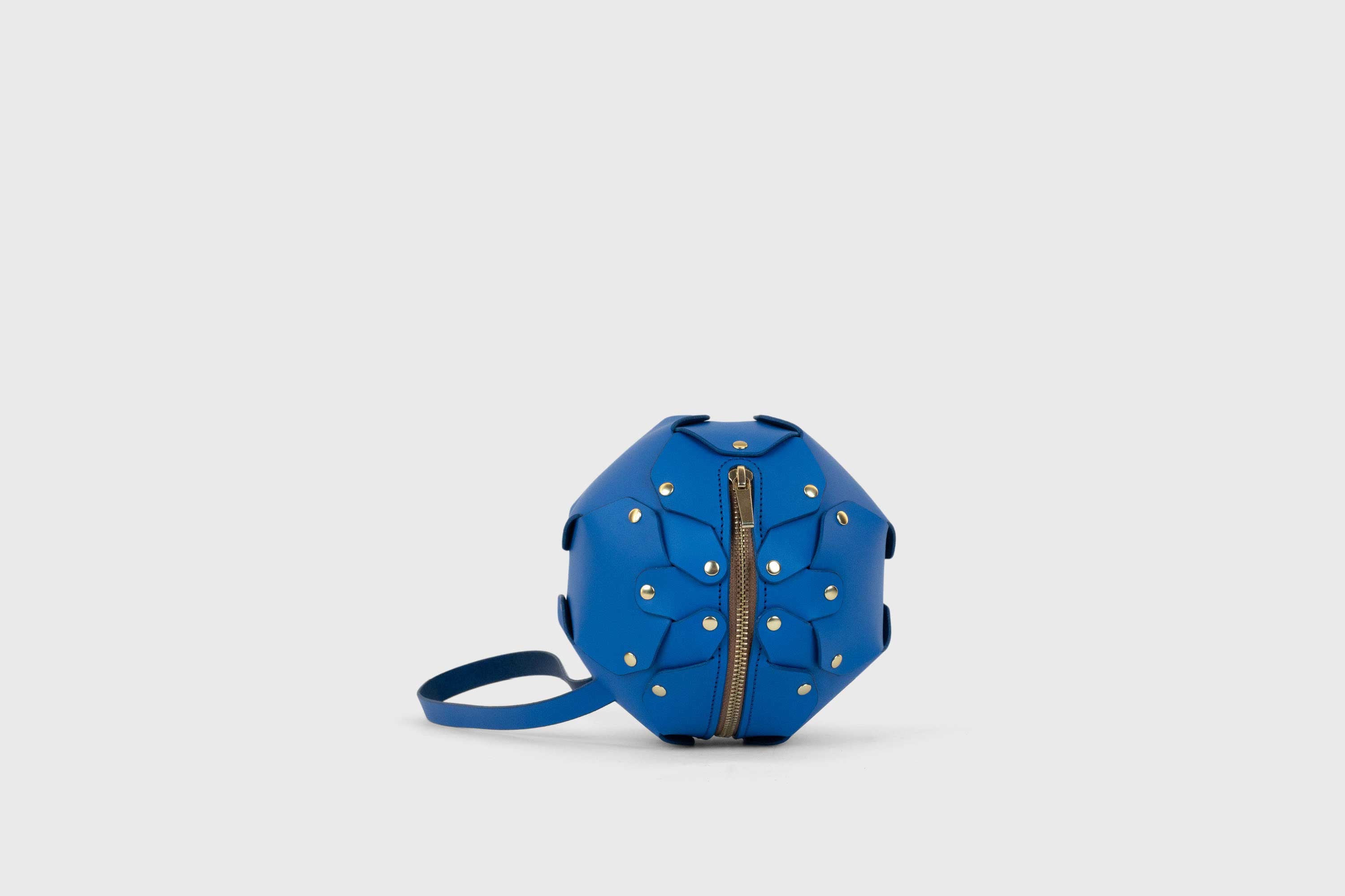 Puff Leather Ball Bag Royal Blue Luxury Vegetable Tanned Full Grain Spain Brass Rivets Premium Design Minimalist Modern Round Sphere Circle Round Zipper Pouch Handbag Clutch Bag Atelier Madre Manuel Dreesmann Barcelona