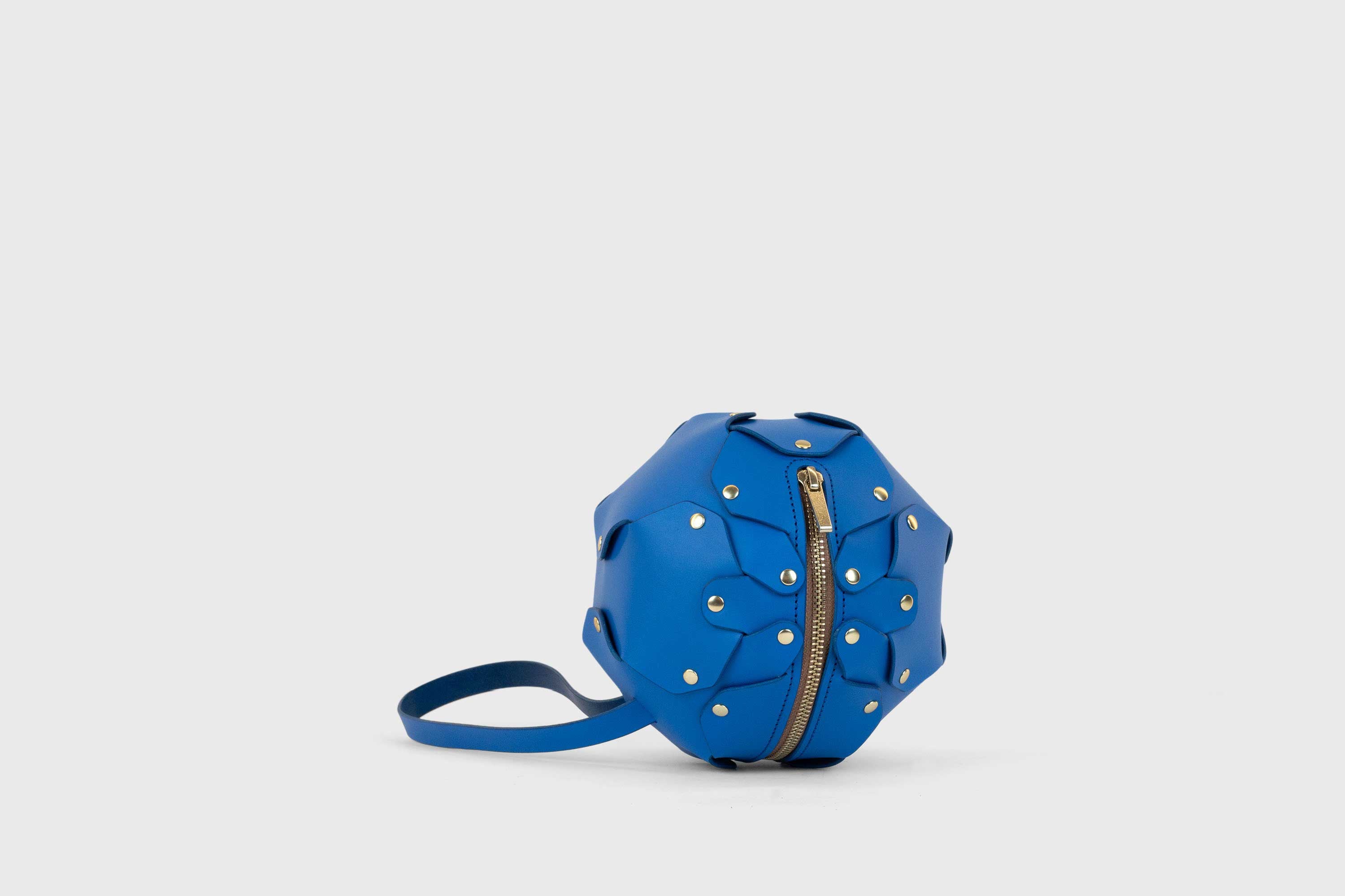 Puff Leather Ball Bag Royal Blue Luxury Vegetable Tanned Full Grain Spain Brass Rivets Premium Design Minimalist Modern Round Sphere Circle Round Zipper Pouch Handbag Clutch Bag Atelier Madre Manuel Dreesmann Barcelona