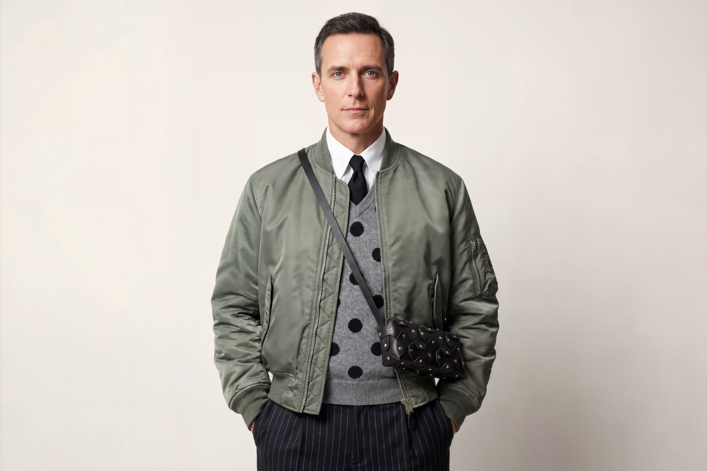 The Rivet Bag Leather Black Color On A Man Model Vegetable Tanned Full Grain Leather Premium Quality Handbag Crossbody Shoulder Clutch Minimalistic Modern Design Atelier Madre Manuel Dreesmann Barcelona Spain