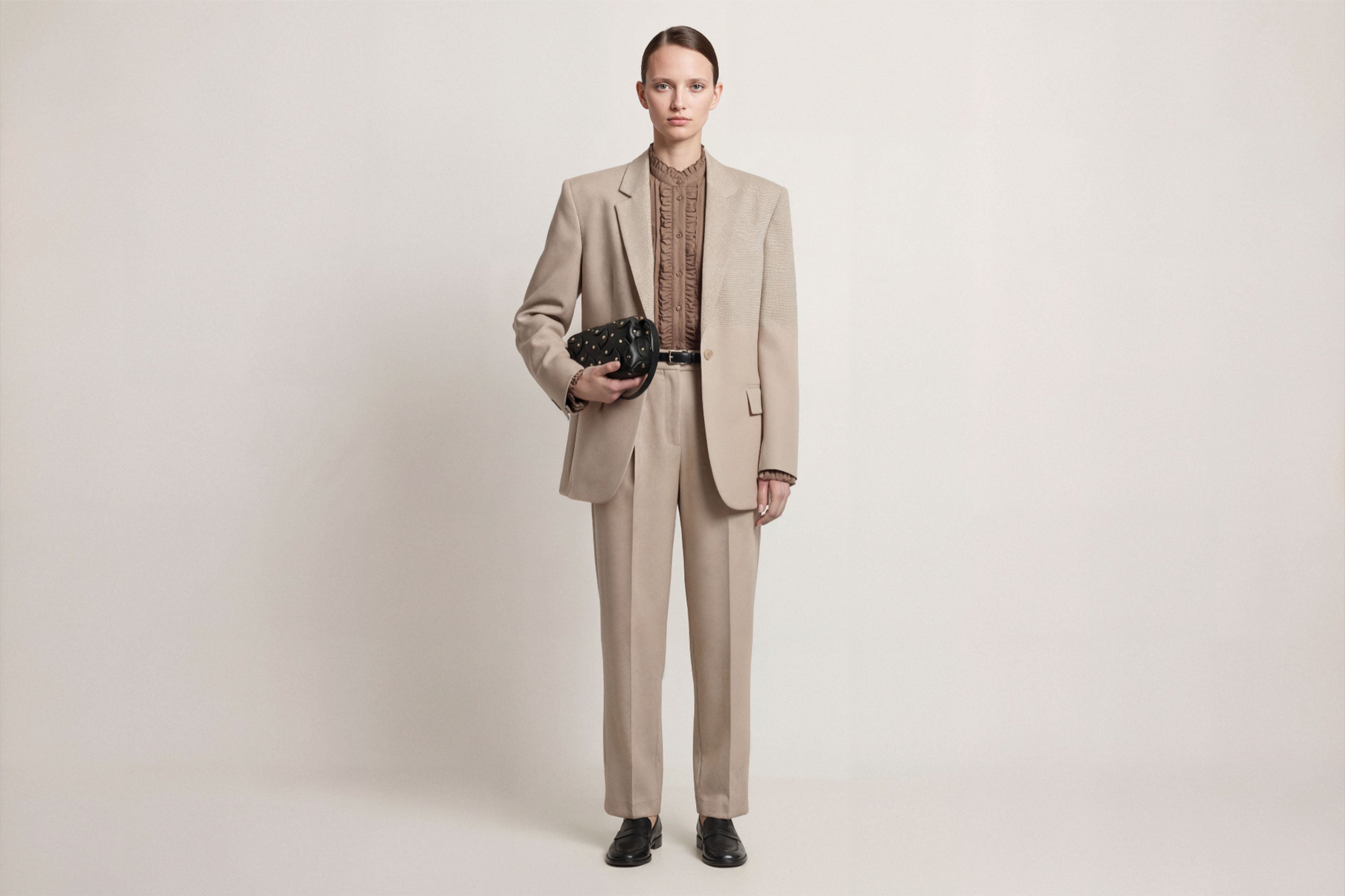 The Rivet Bag Leather Black Color On A Woman Model Vegetable Tanned Full Grain Leather Premium Quality Handbag Crossbody Shoulder Clutch Minimalistic Modern Design Atelier Madre Manuel Dreesmann Barcelona Spain