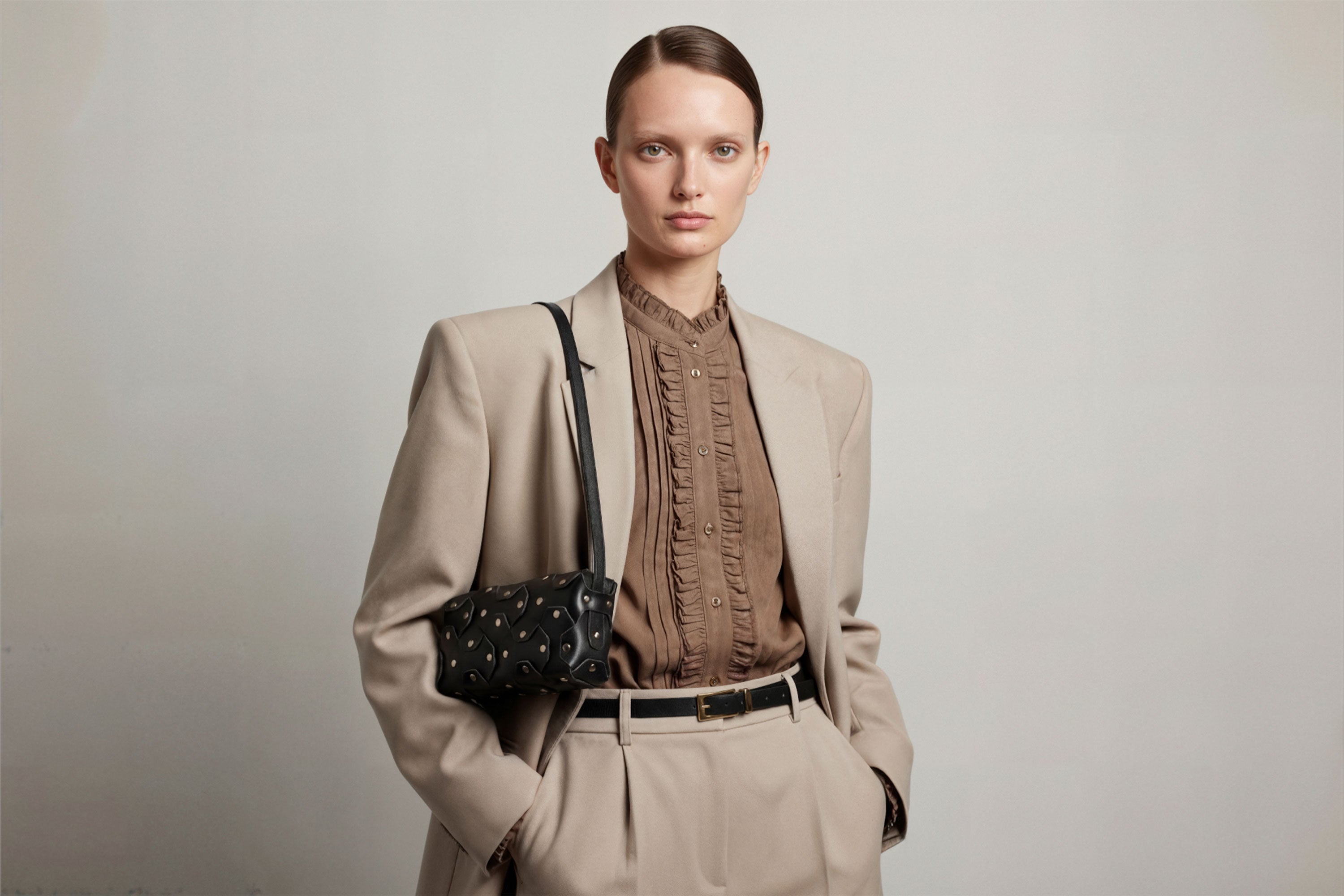 The Rivet Bag Leather Black Color On A Woman Model Vegetable Tanned Full Grain Leather Premium Quality Handbag Crossbody Shoulder Clutch Minimalistic Modern Design Atelier Madre Manuel Dreesmann Barcelona Spain