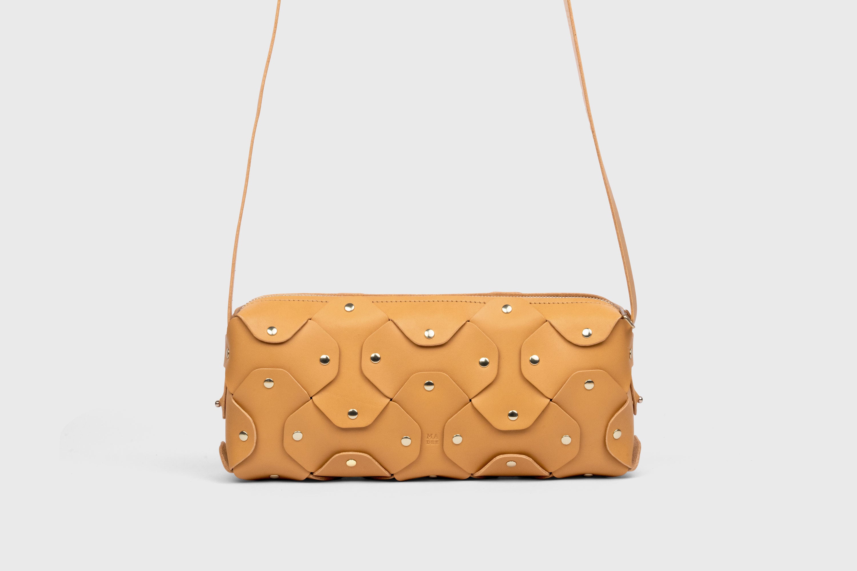 Rivet Bag 01 Brown Colour Leather Vegetable Tanned Modern Minimal Design Premium Quality Atelier Madre Manuel Dreesmann Barcelona 2