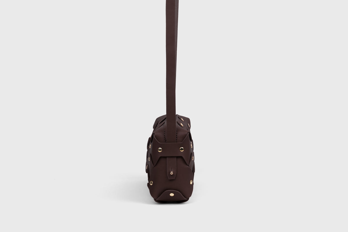 Rivet Bag 01 Chocolate Brown Vegetable Tanned Leather Atelier Madre Manuel Dreesmann Barcelona Spain 3