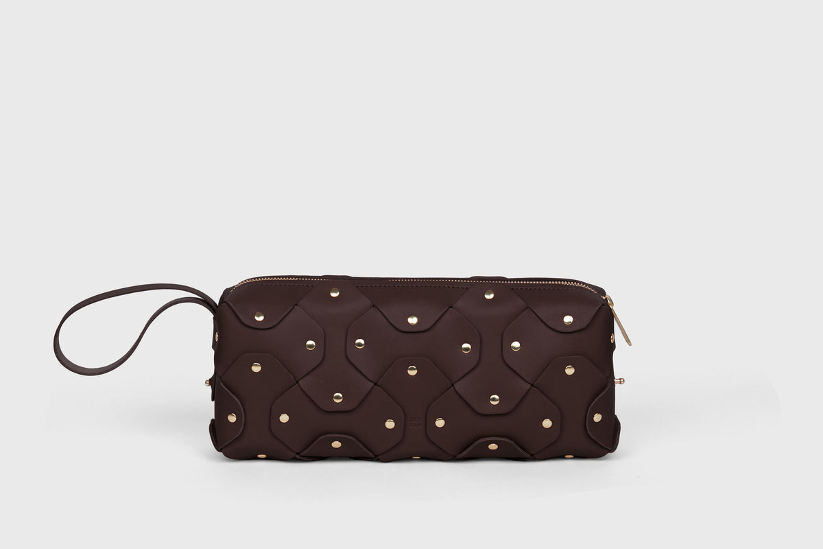 Rivet Bag 01 Chocolate Brown Vegetable Tanned Leather Atelier Madre Manuel Dreesmann Barcelona Spain 4
