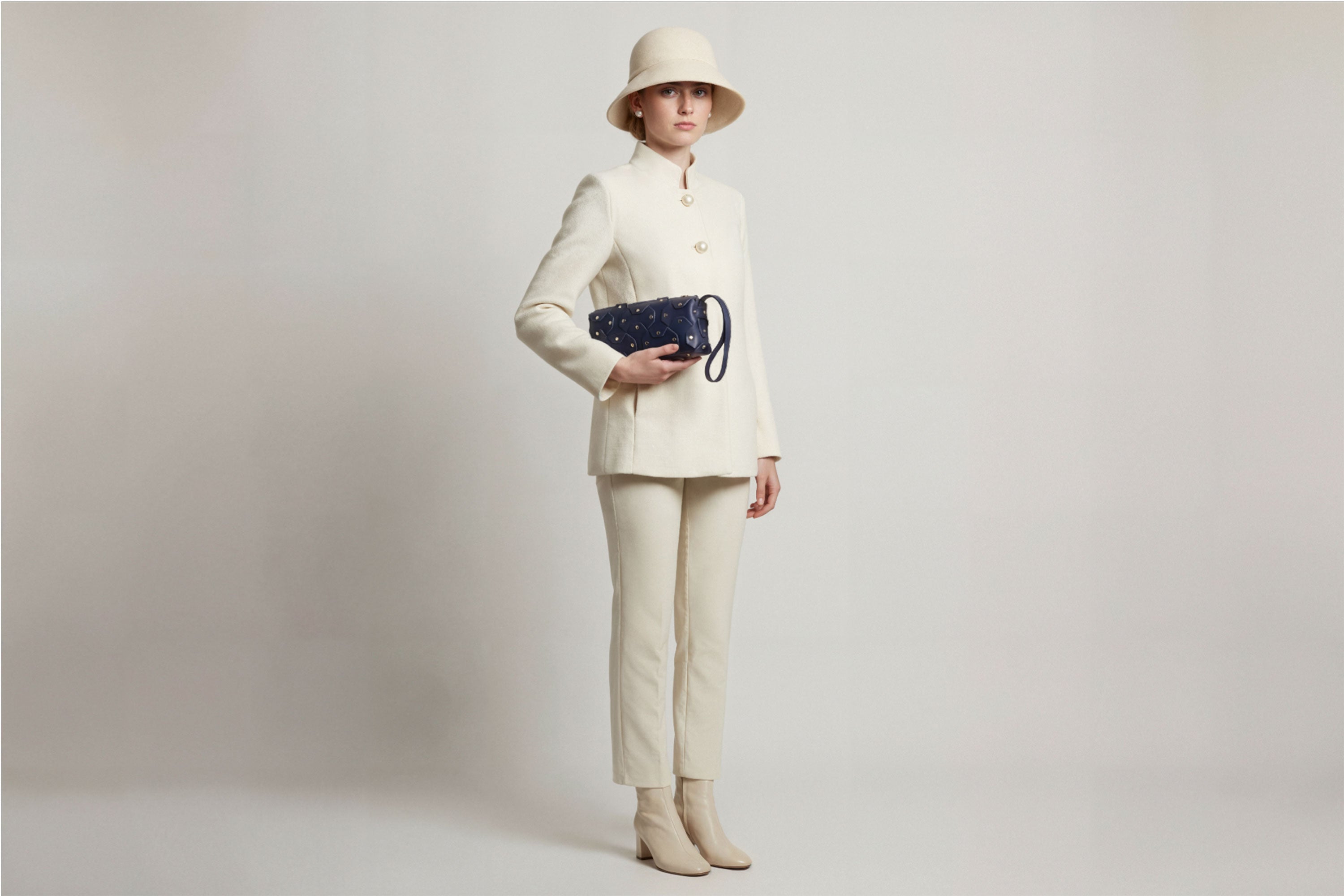 The Rivet Bag Leather Marine Blue Color On A Woman Model Vegetable Tanned Full Grain Leather Premium Quality Handbag Crossbody Shoulder Clutch Minimalistic Modern Design Atelier Madre Manuel Dreesmann Barcelona Spain