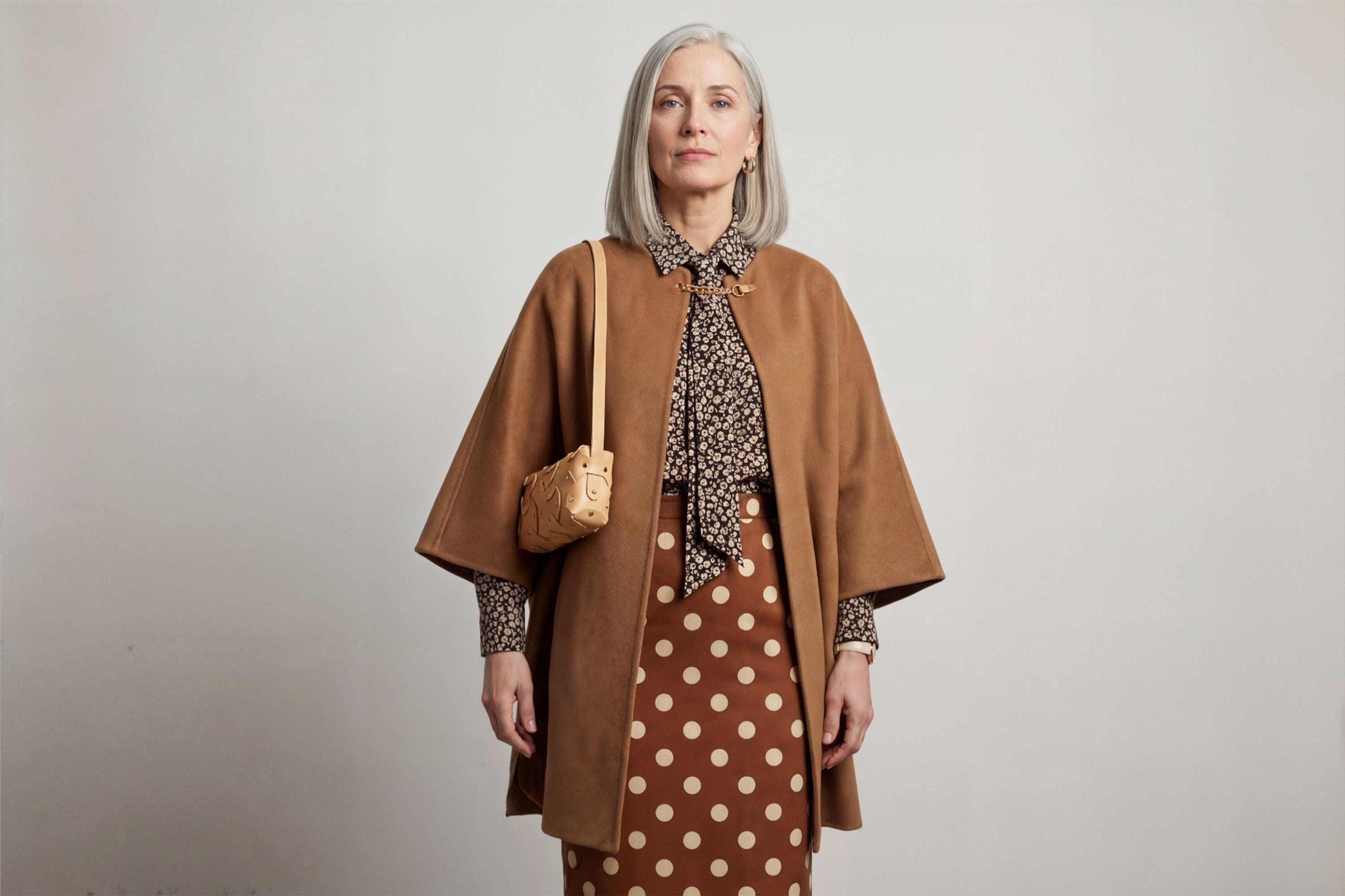 The Rivet Bag Leather Natural Color On A Woman Model Vegetable Tanned Full Grain Leather Premium Quality Handbag Crossbody Shoulder Clutch Minimalistic Modern Design Atelier Madre Manuel Dreesmann Barcelona Spain