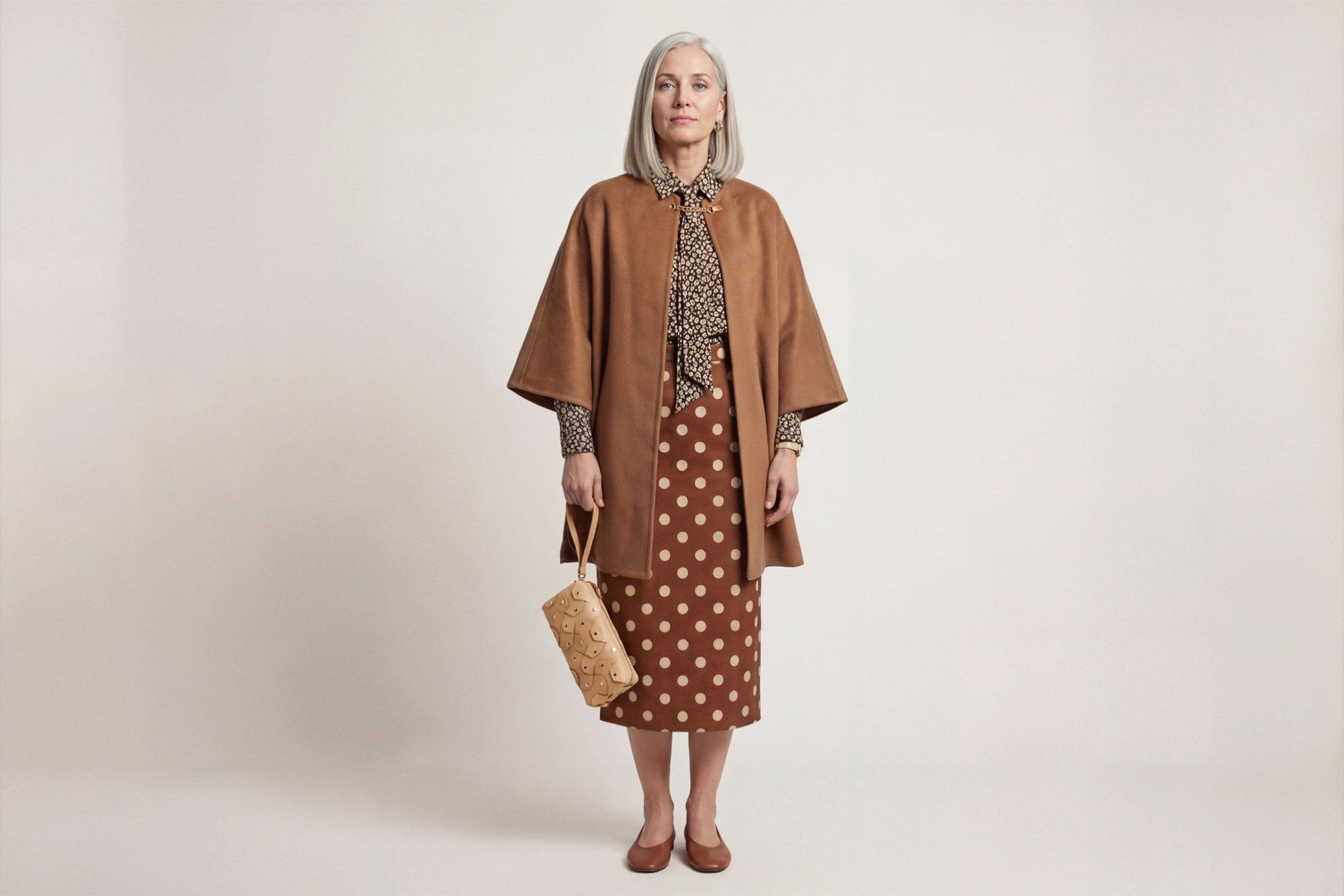 The Rivet Bag Leather Natural Color On A Woman Model Vegetable Tanned Full Grain Leather Premium Quality Handbag Crossbody Shoulder Clutch Minimalistic Modern Design Atelier Madre Manuel Dreesmann Barcelona Spain