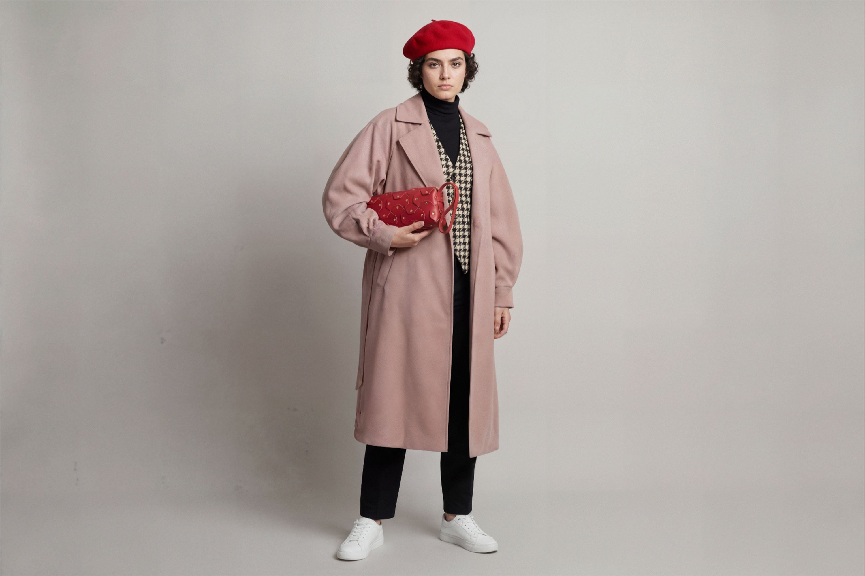 The Rivet Bag Leather Red Color Vegetable Tanned Full Grain Leather Premium Quality Handbag Crossbody Shoulder Clutch Minimalistic Modern Design Atelier Madre Manuel Dreesmann Barcelona Spain