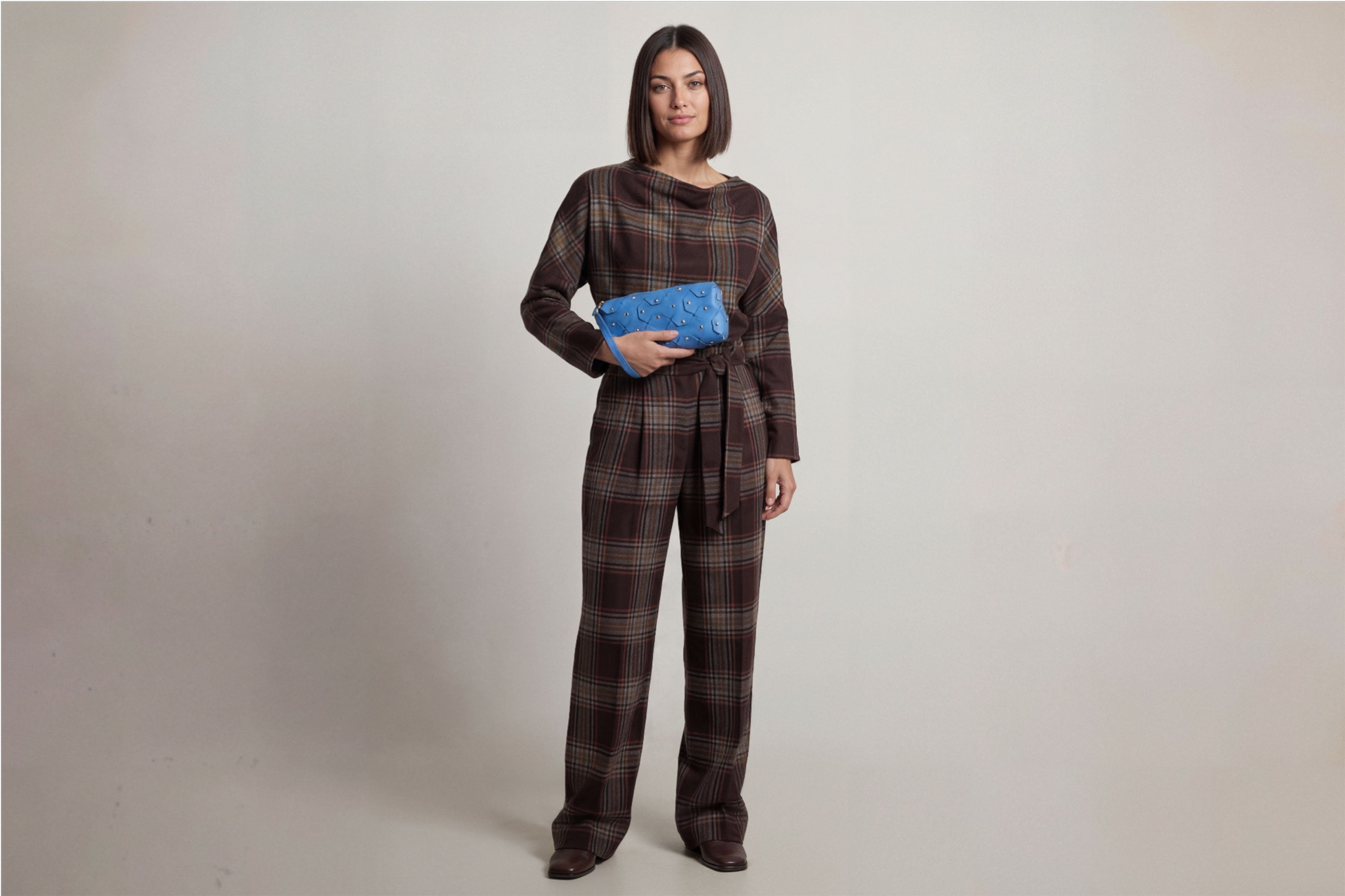 The Rivet Bag Leather Royal Blue Color Vegetable Tanned Full Grain Leather Premium Quality Handbag Crossbody Shoulder Clutch Minimalistic Modern Design Atelier Madre Manuel Dreesmann Barcelona Spain