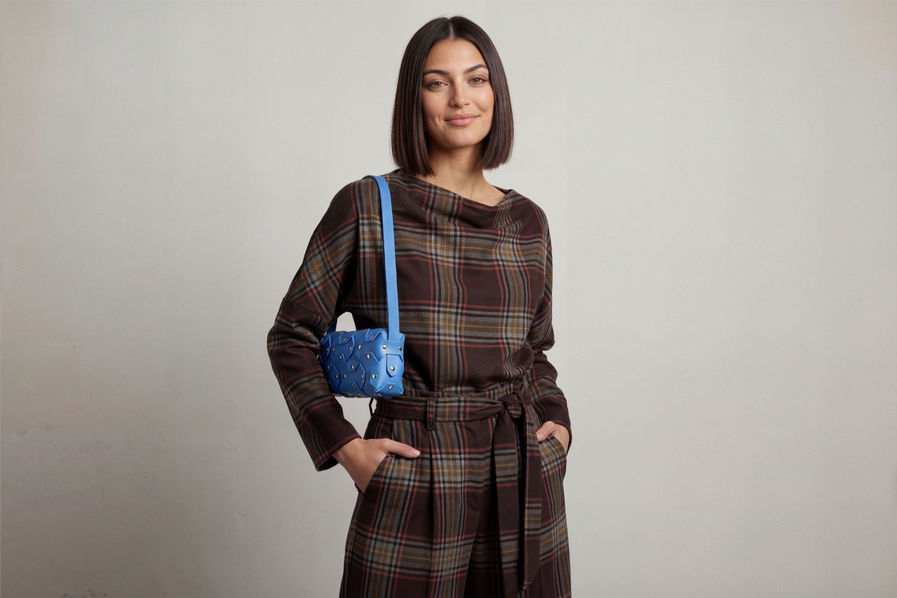 The Rivet Bag Leather Royal Blue Color Vegetable Tanned Full Grain Leather Premium Quality Handbag Crossbody Shoulder Clutch Minimalistic Modern Design Atelier Madre Manuel Dreesmann Barcelona Spain