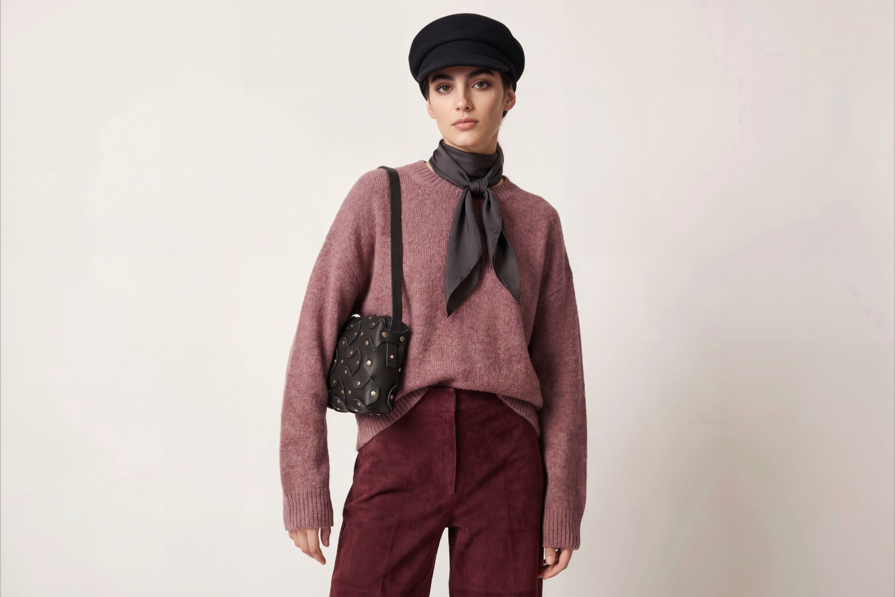 The Rivet Bag Big Leather Black Color On A Model Vegetable Tanned Full Grain Leather Premium Quality Handbag Crossbody Shoulder Clutch Minimalistic Modern Design Atelier Madre Manuel Dreesmann Barcelona Spain