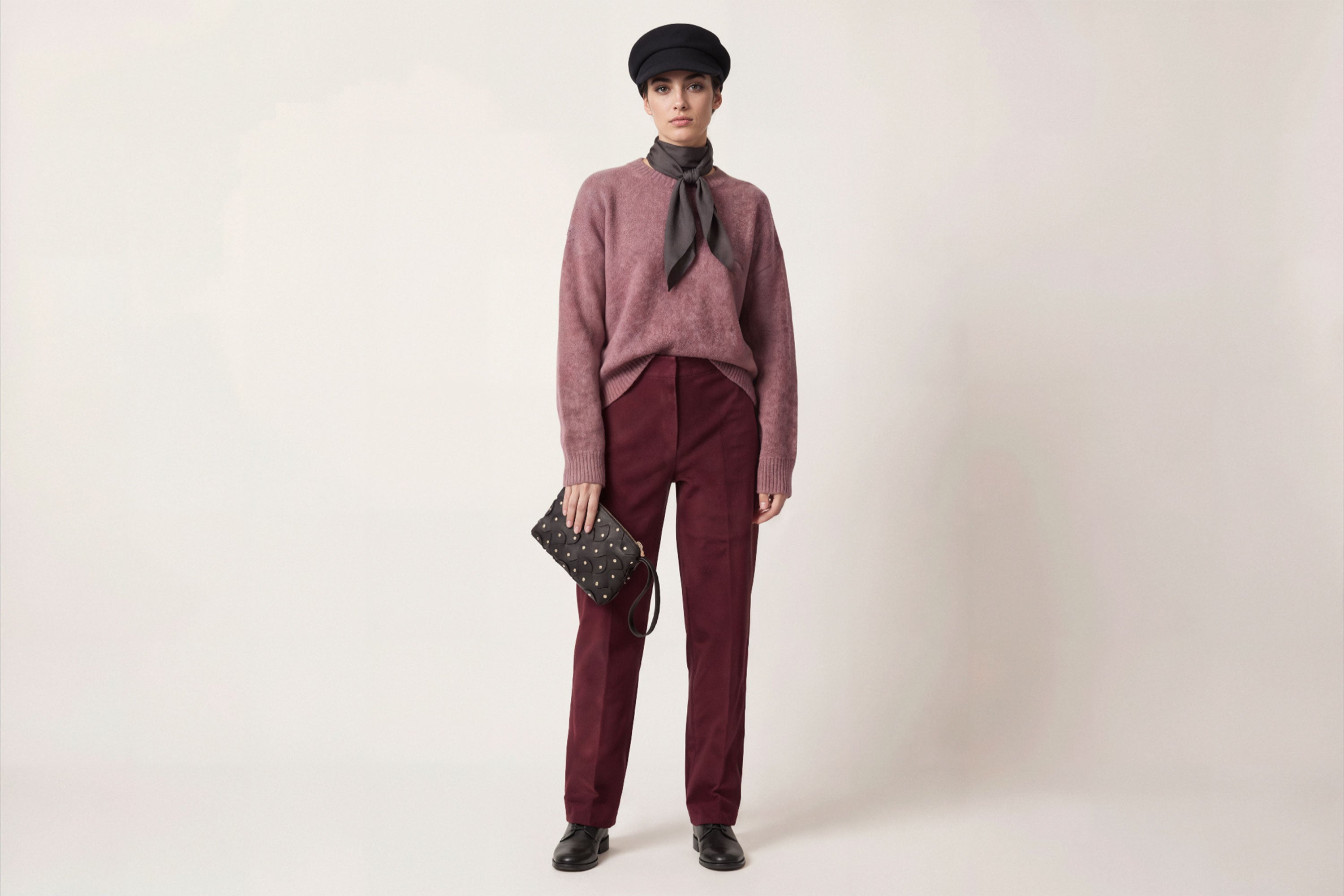 The Rivet Bag Big Leather Black Color On A Model Vegetable Tanned Full Grain Leather Premium Quality Handbag Crossbody Shoulder Clutch Minimalistic Modern Design Atelier Madre Manuel Dreesmann Barcelona Spain