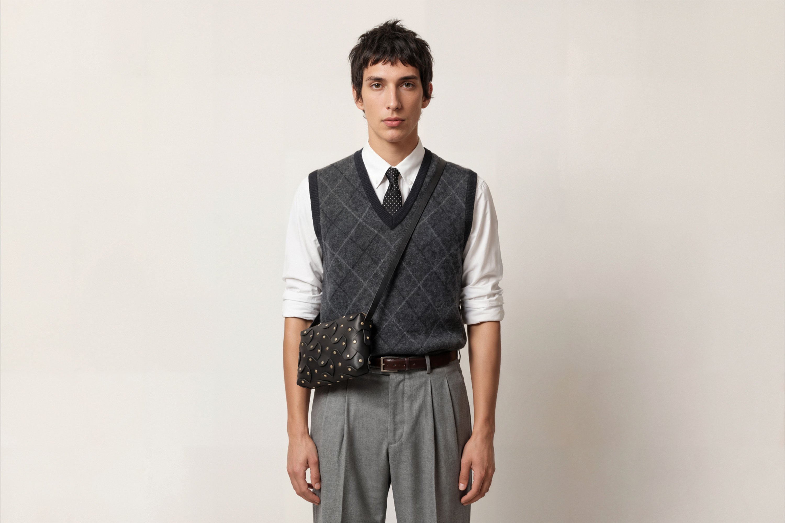 The Rivet Bag Big Leather Black Color On A Model Vegetable Tanned Full Grain Leather Premium Quality Handbag Crossbody Shoulder Clutch Minimalistic Modern Design Atelier Madre Manuel Dreesmann Barcelona Spain