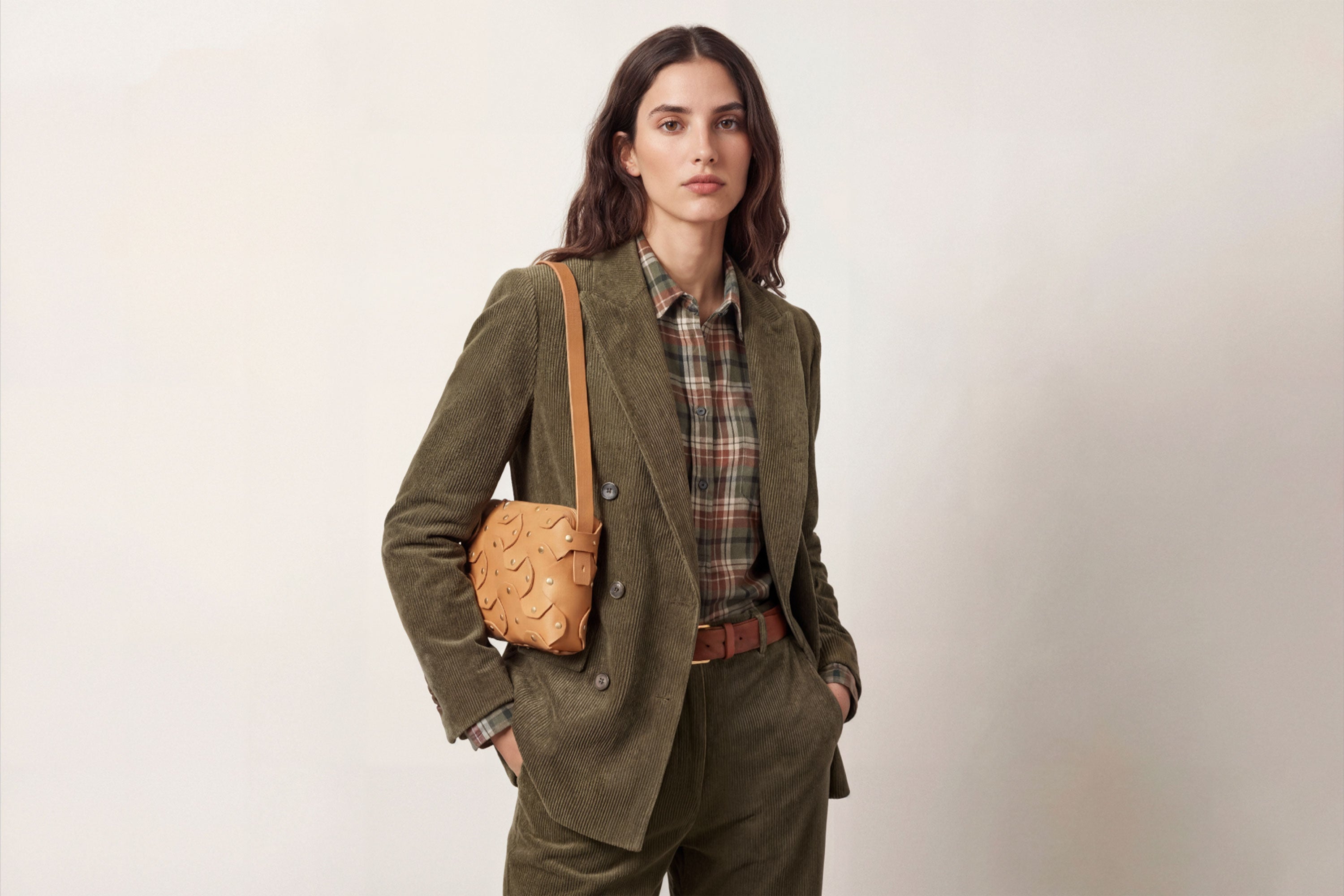 The Rivet Bag Big Leather Brown Color On A Model Vegetable Tanned Full Grain Leather Premium Quality Handbag Crossbody Shoulder Clutch Minimalistic Modern Design Atelier Madre Manuel Dreesmann Barcelona Spain