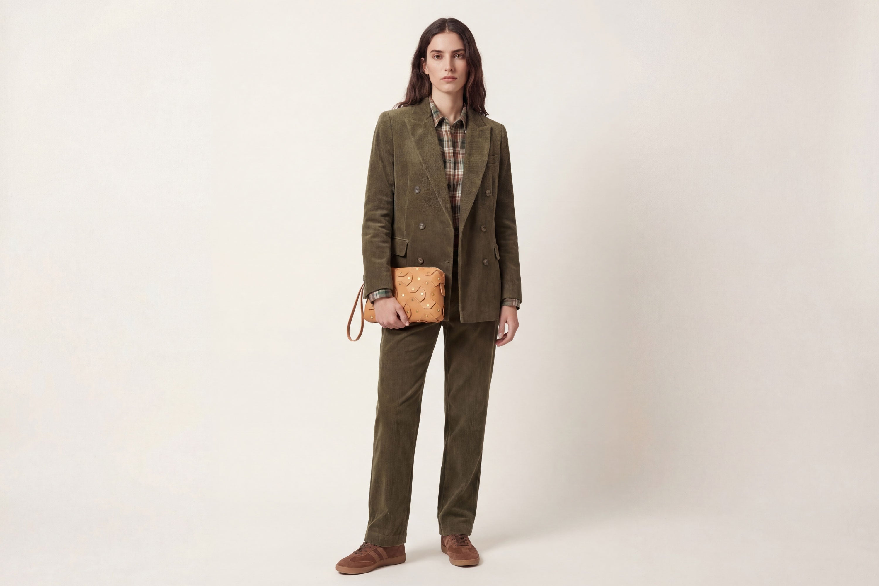 The Rivet Bag Big Leather Brown Color On A Model Vegetable Tanned Full Grain Leather Premium Quality Handbag Crossbody Shoulder Clutch Minimalistic Modern Design Atelier Madre Manuel Dreesmann Barcelona Spain