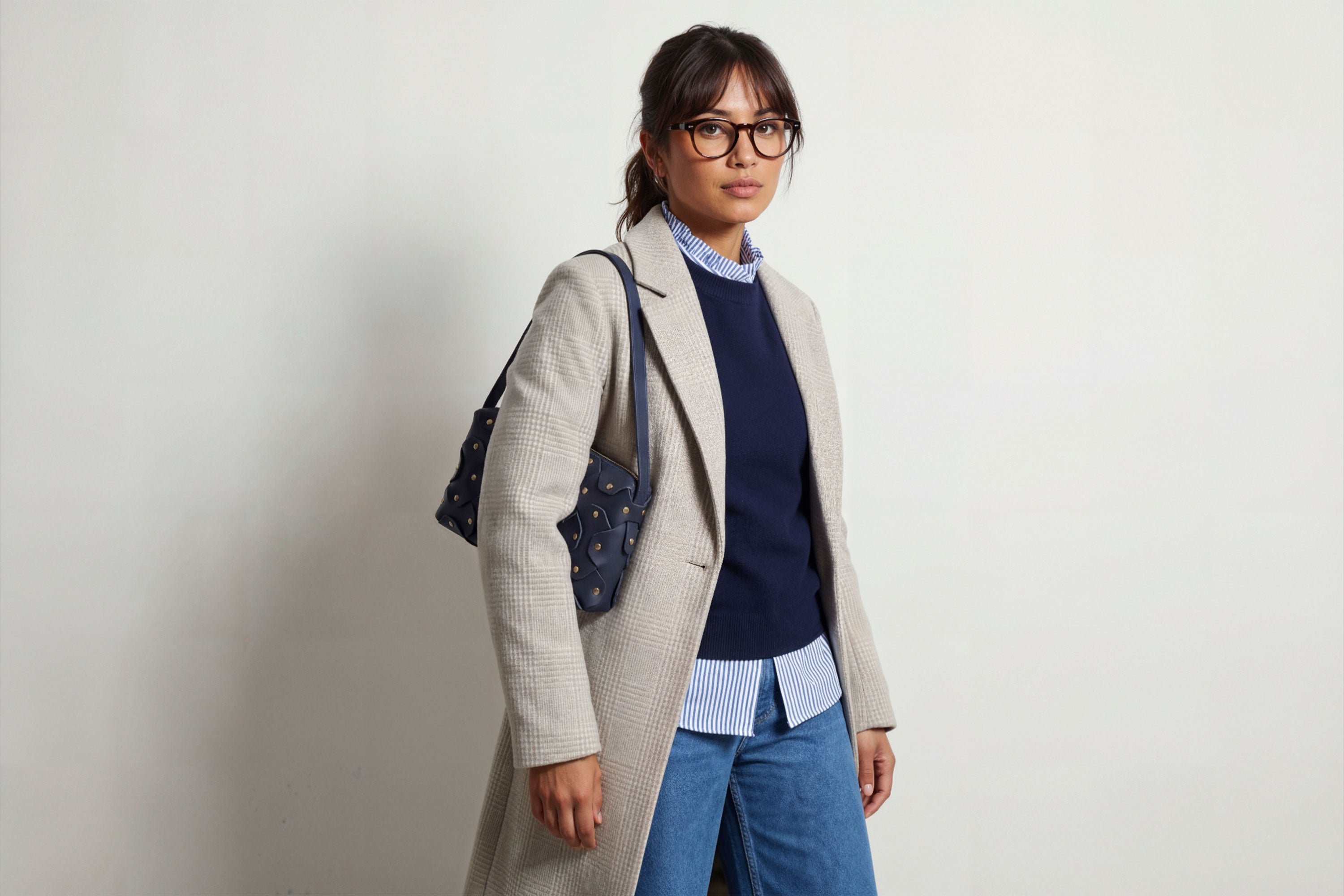 The Rivet Bag Big Leather Marine Blue Color On A Model Vegetable Tanned Full Grain Leather Premium Quality Handbag Crossbody Shoulder Clutch Minimalistic Modern Design Atelier Madre Manuel Dreesmann Barcelona Spain