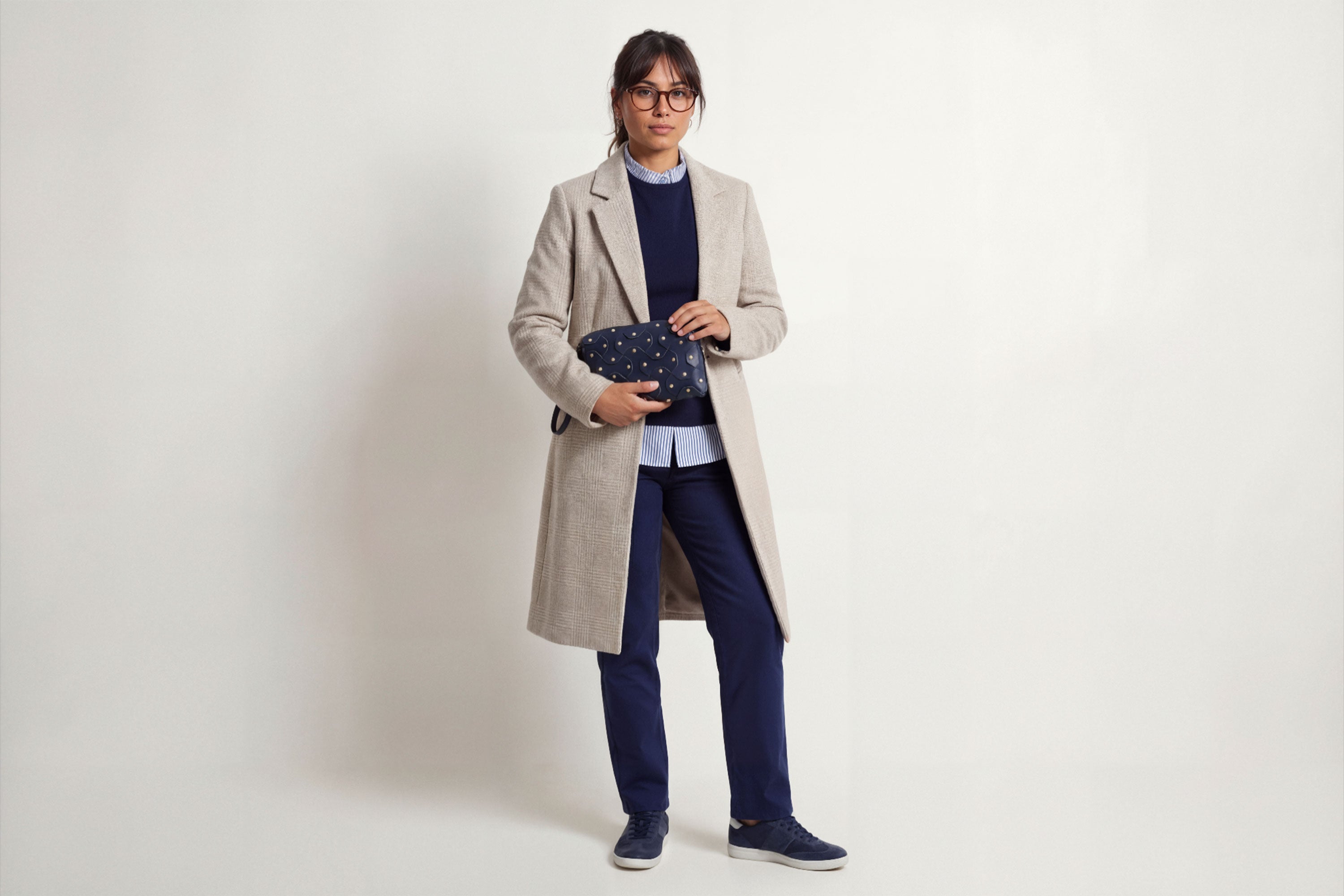 The Rivet Bag Big Leather Marine Blue Color On A Model Vegetable Tanned Full Grain Leather Premium Quality Handbag Crossbody Shoulder Clutch Minimalistic Modern Design Atelier Madre Manuel Dreesmann Barcelona Spain