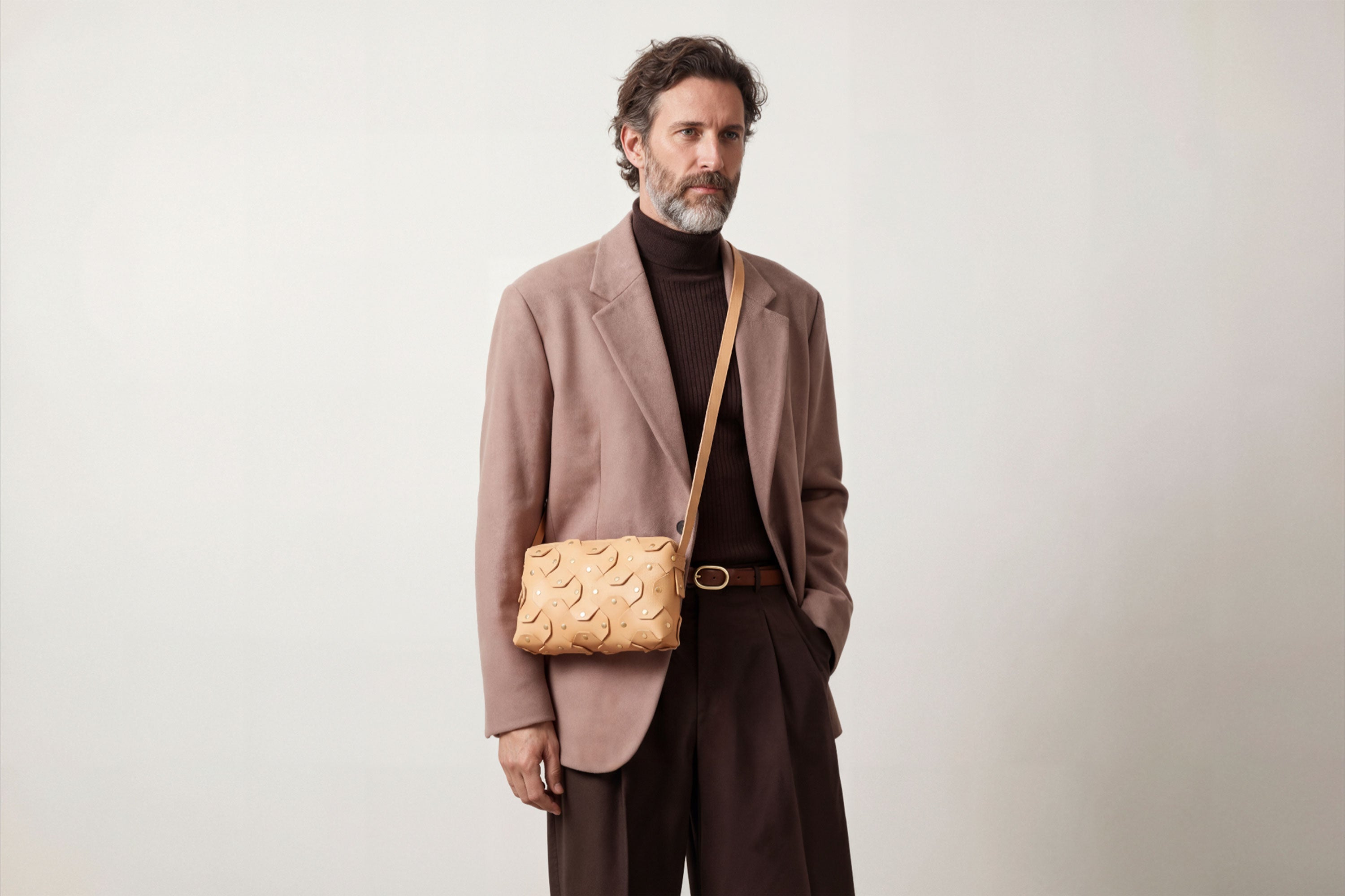 The Rivet Bag Big Leather Natural Color On A Model Vegetable Tanned Full Grain Leather Premium Quality Handbag Crossbody Shoulder Clutch Minimalistic Modern Design Atelier Madre Manuel Dreesmann Barcelona Spain