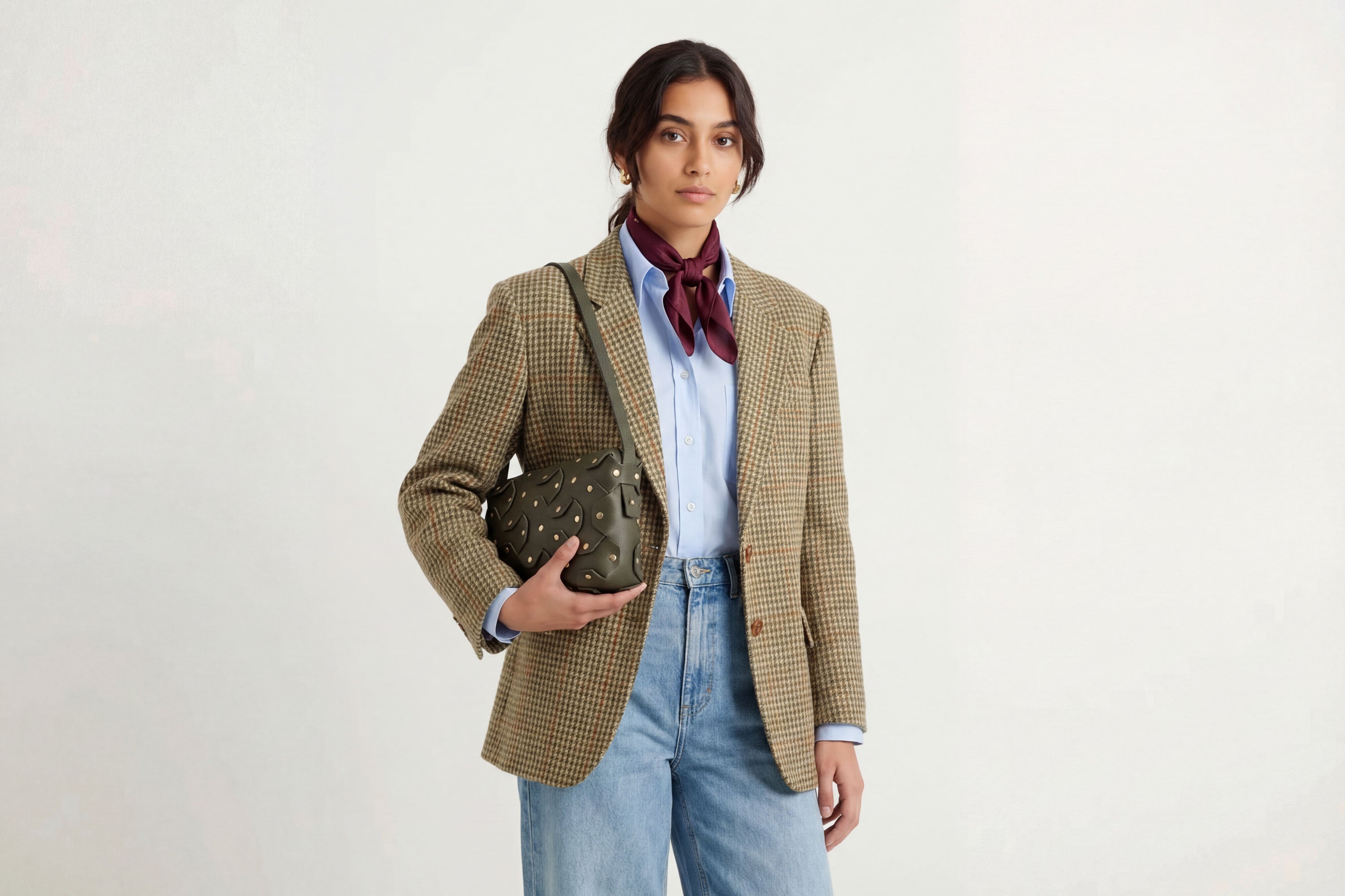 The Rivet Bag Big Leather Olive Green Color On A Model Vegetable Tanned Full Grain Leather Premium Quality Handbag Crossbody Shoulder Clutch Minimalistic Modern Design Atelier Madre Manuel Dreesmann Barcelona Spain