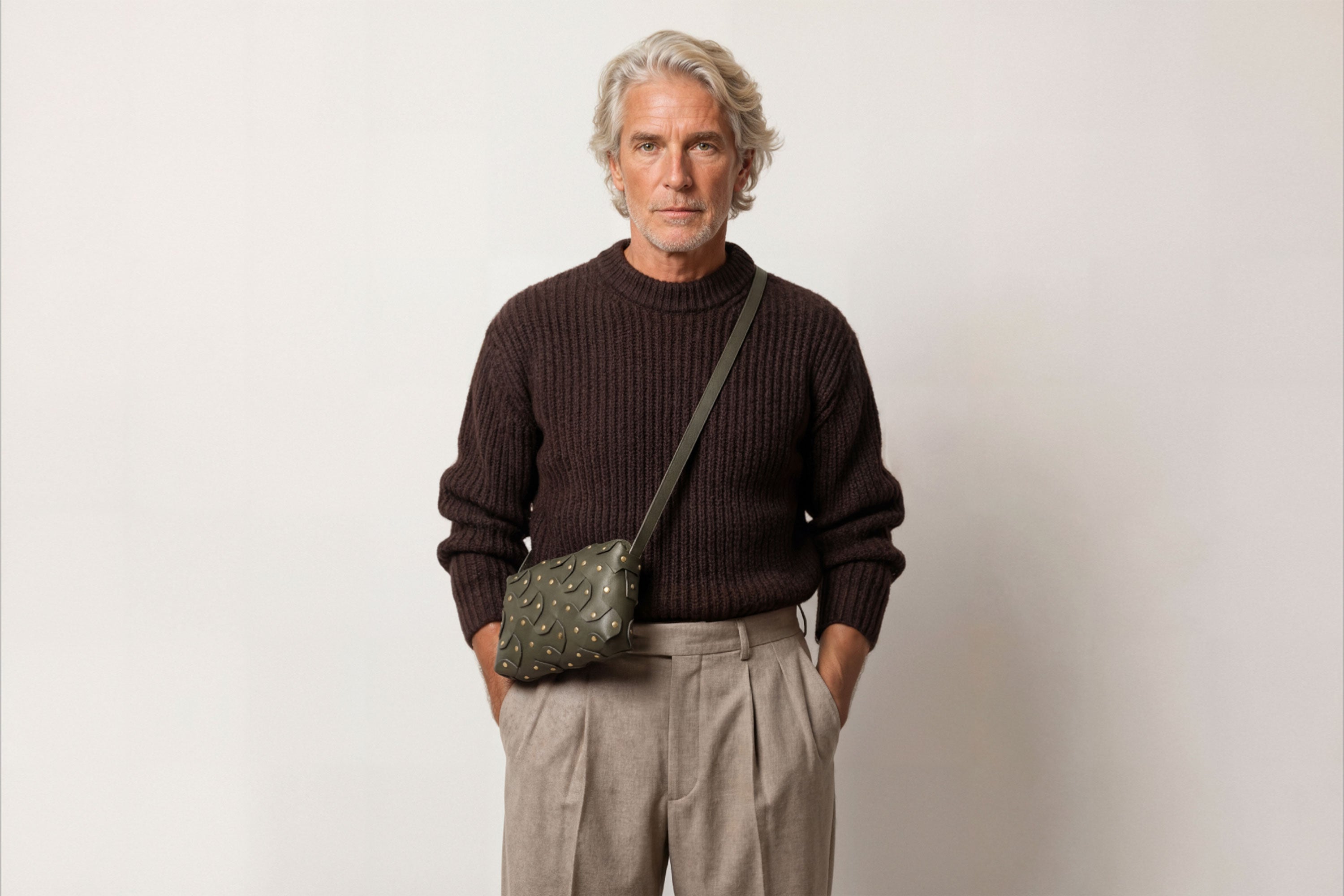 The Rivet Bag Big Leather Olive Green Color On A Model Vegetable Tanned Full Grain Leather Premium Quality Handbag Crossbody Shoulder Clutch Minimalistic Modern Design Atelier Madre Manuel Dreesmann Barcelona Spain