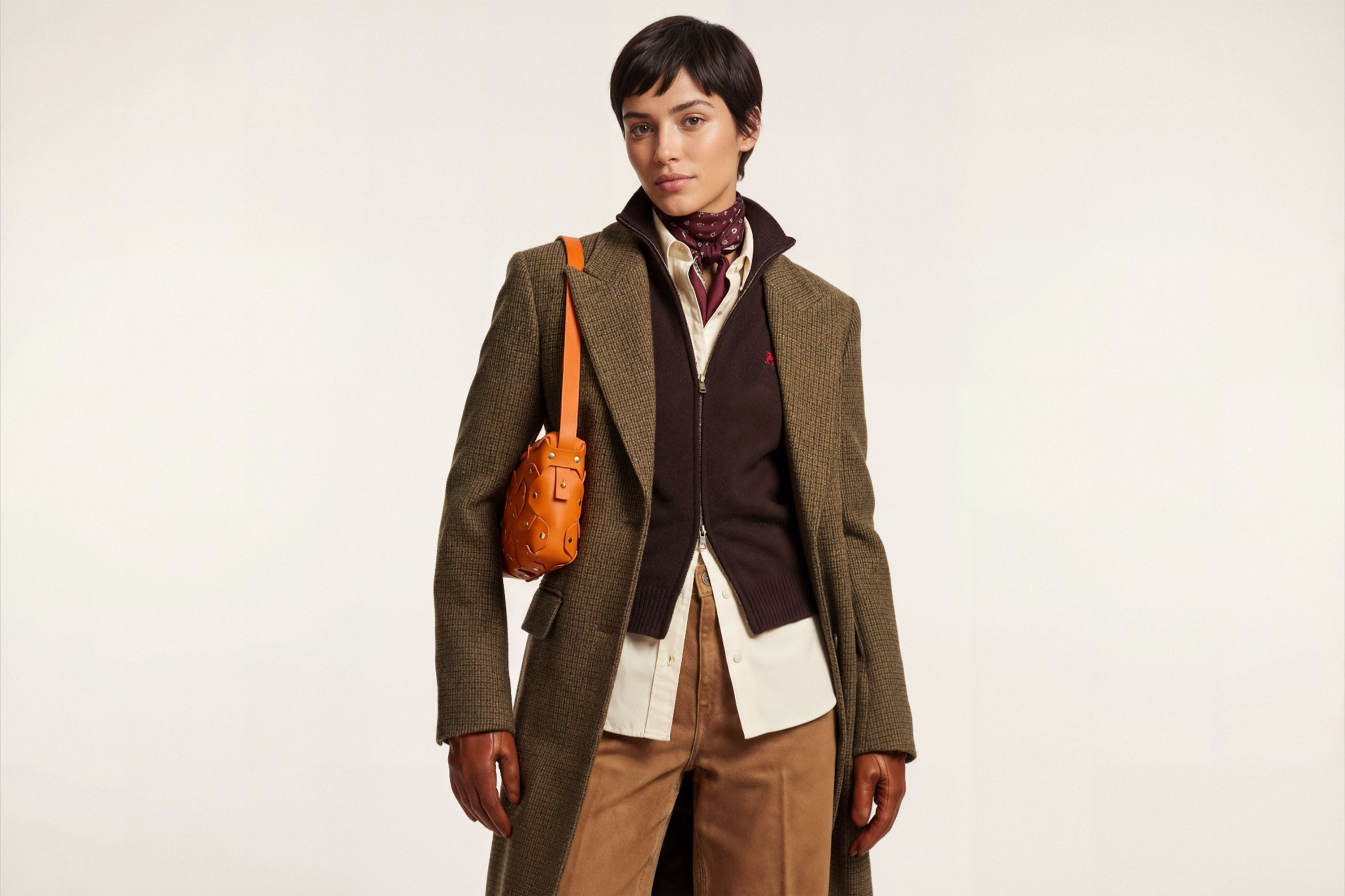 The Rivet Bag Big Leather Orange Color On A Model Vegetable Tanned Full Grain Leather Premium Quality Handbag Crossbody Shoulder Clutch Minimalistic Modern Design Atelier Madre Manuel Dreesmann Barcelona Spain