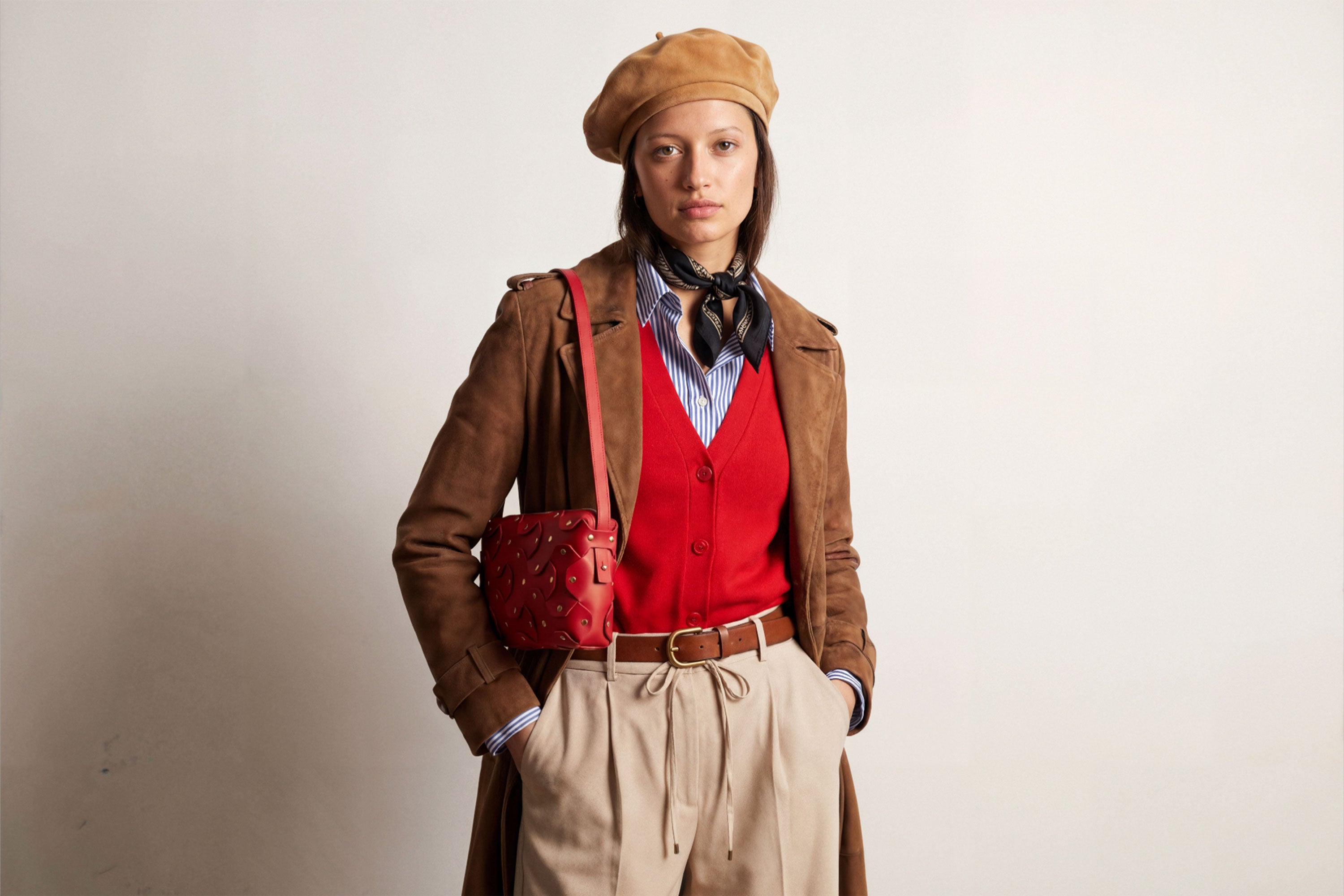 The Rivet Bag Big Leather Red Color On A Model Vegetable Tanned Full Grain Leather Premium Quality Handbag Crossbody Shoulder Clutch Minimalistic Modern Design Atelier Madre Manuel Dreesmann Barcelona Spain