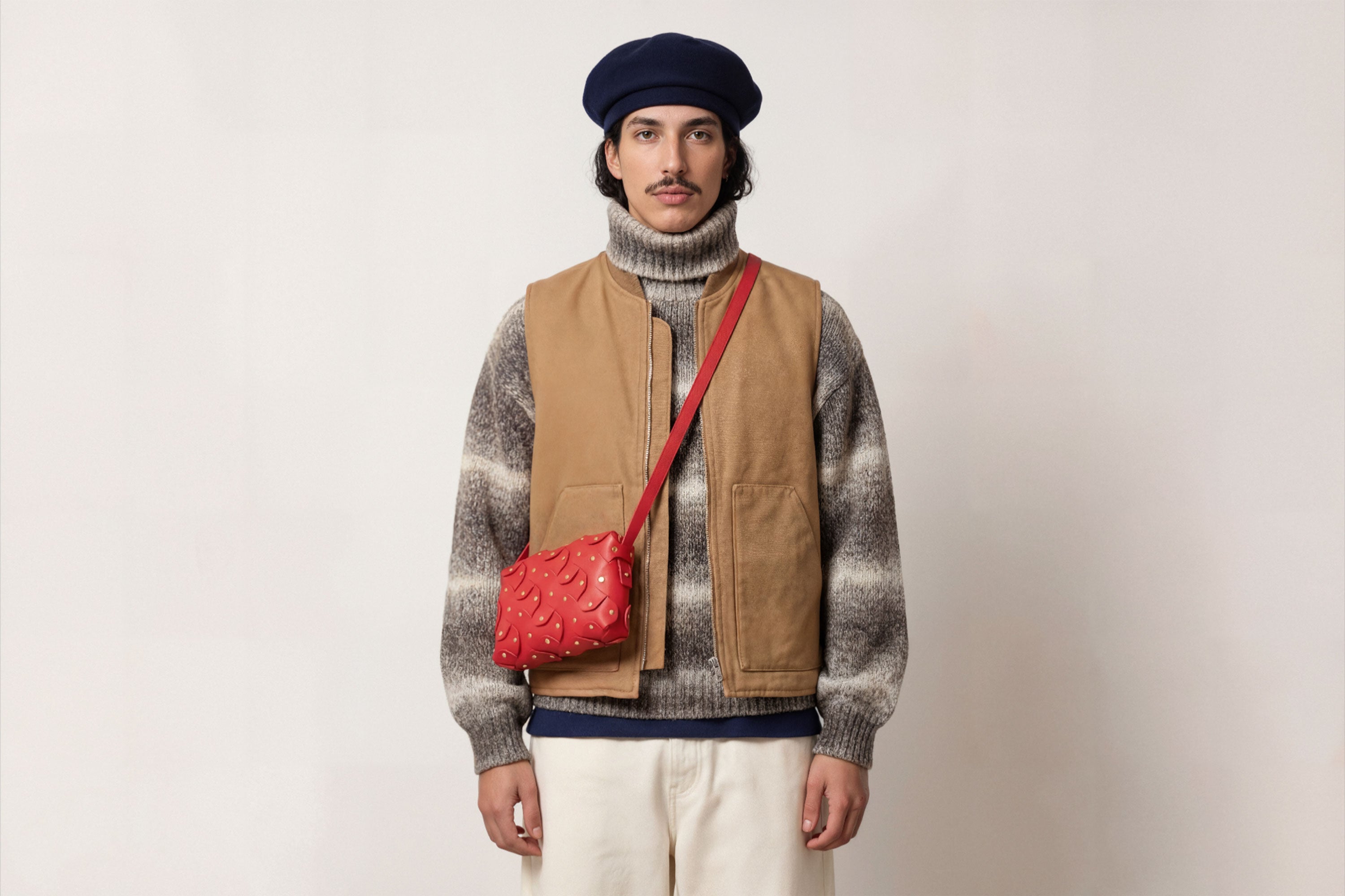 The Rivet Bag Big Leather Red Color On A Model Vegetable Tanned Full Grain Leather Premium Quality Handbag Crossbody Shoulder Clutch Minimalistic Modern Design Atelier Madre Manuel Dreesmann Barcelona Spain