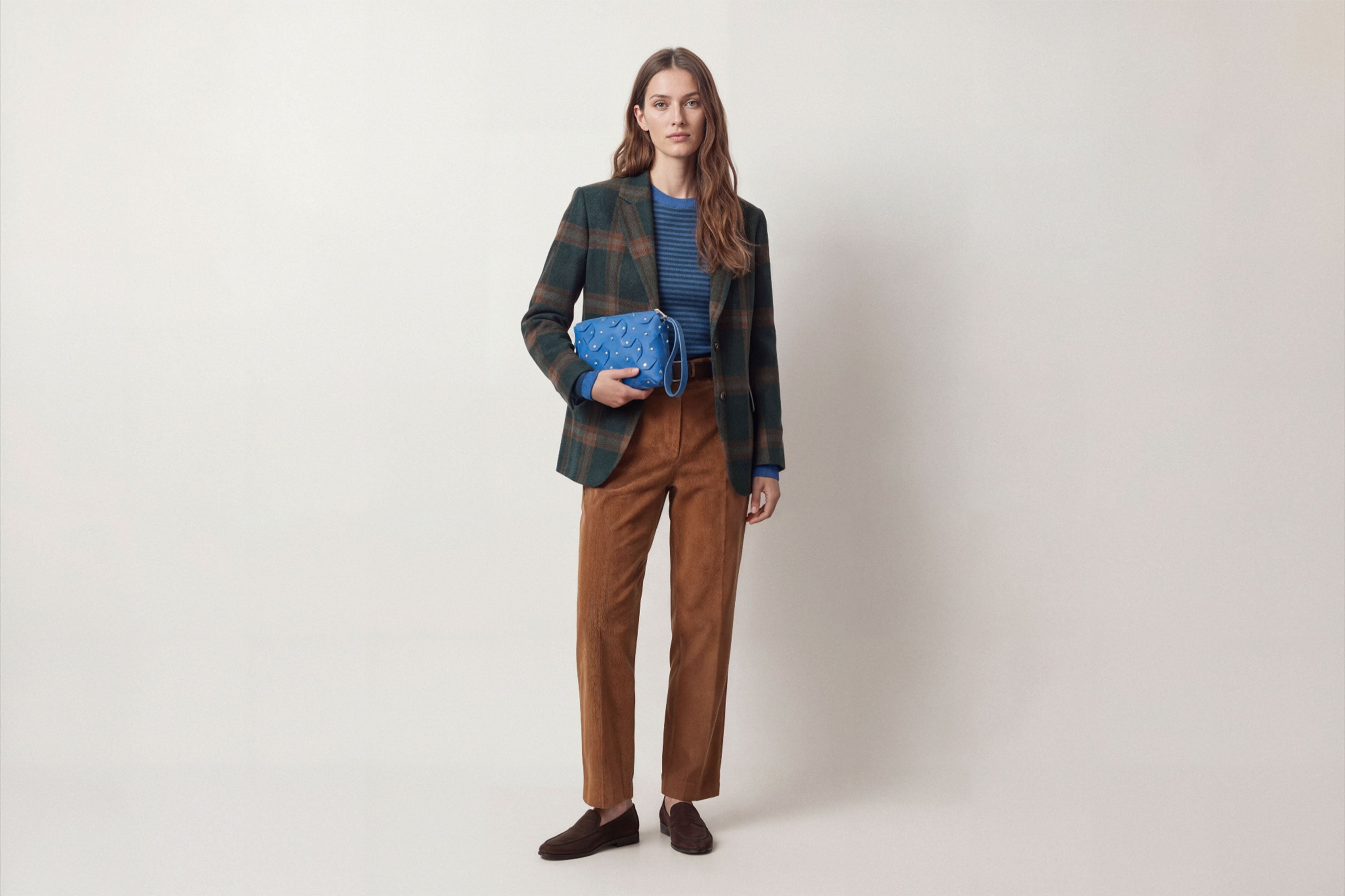 The Rivet Bag Big Leather Royal Blue Color On A Model Vegetable Tanned Full Grain Leather Premium Quality Handbag Crossbody Shoulder Clutch Minimalistic Modern Design Atelier Madre Manuel Dreesmann Barcelona Spain