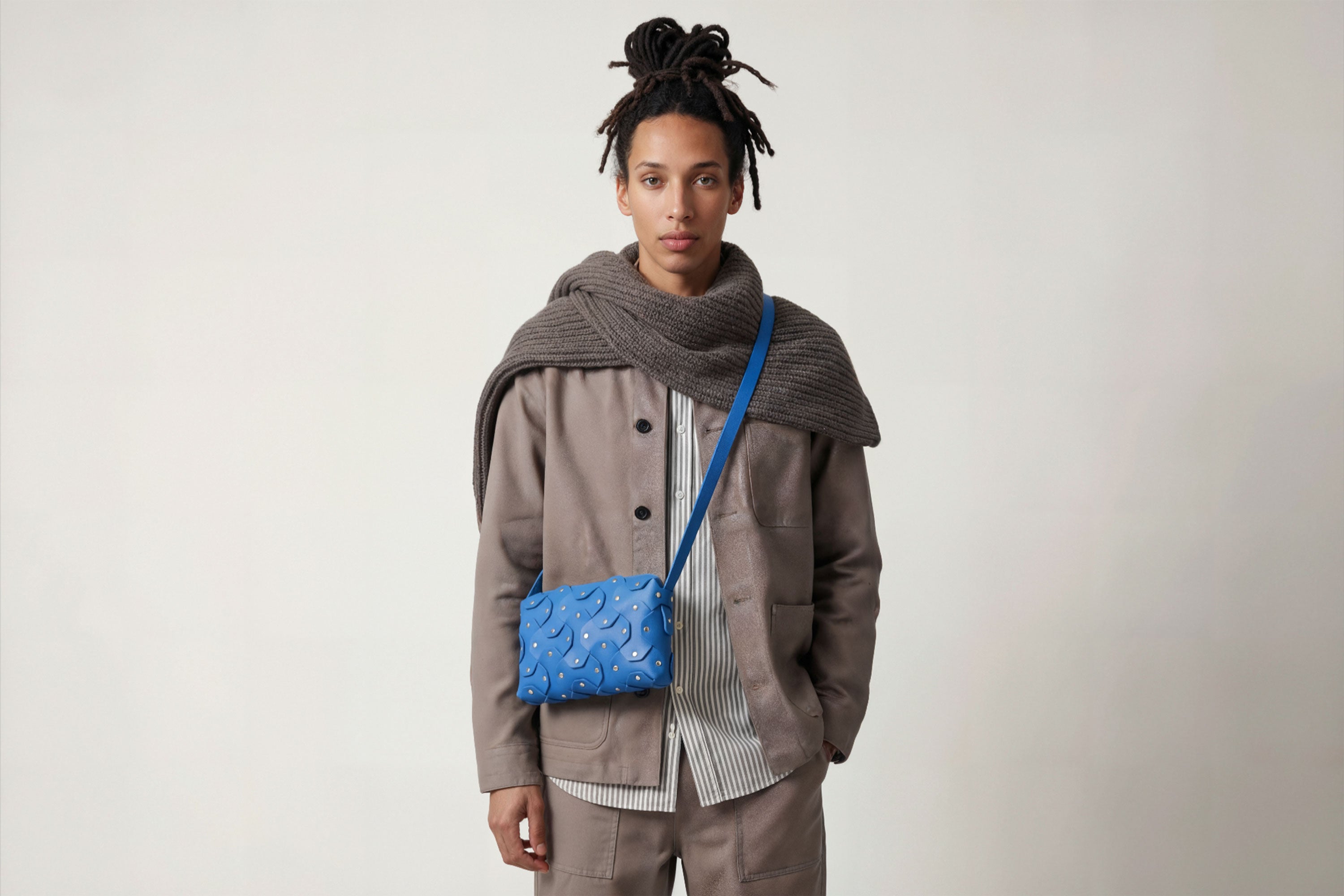 The Rivet Bag Big Leather Royal Blue Color On A Model Vegetable Tanned Full Grain Leather Premium Quality Handbag Crossbody Shoulder Clutch Minimalistic Modern Design Atelier Madre Manuel Dreesmann Barcelona Spain