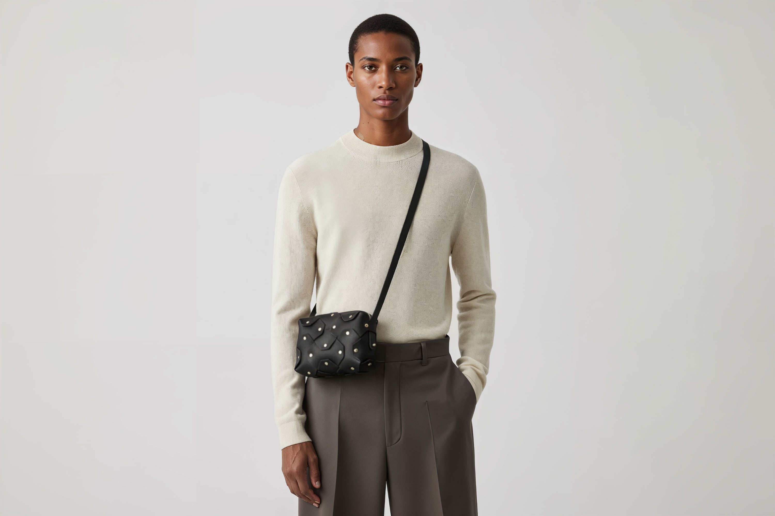 Rivet Bag Small Leather Black Color Clutch Crossbody Shoulder On Model  Detachable Full Brass Vegetable Tanned Full Grain Leather High Quality Modern Minimalistic Design Atelier Madre Manuel Dreesmann Barcelona Spain