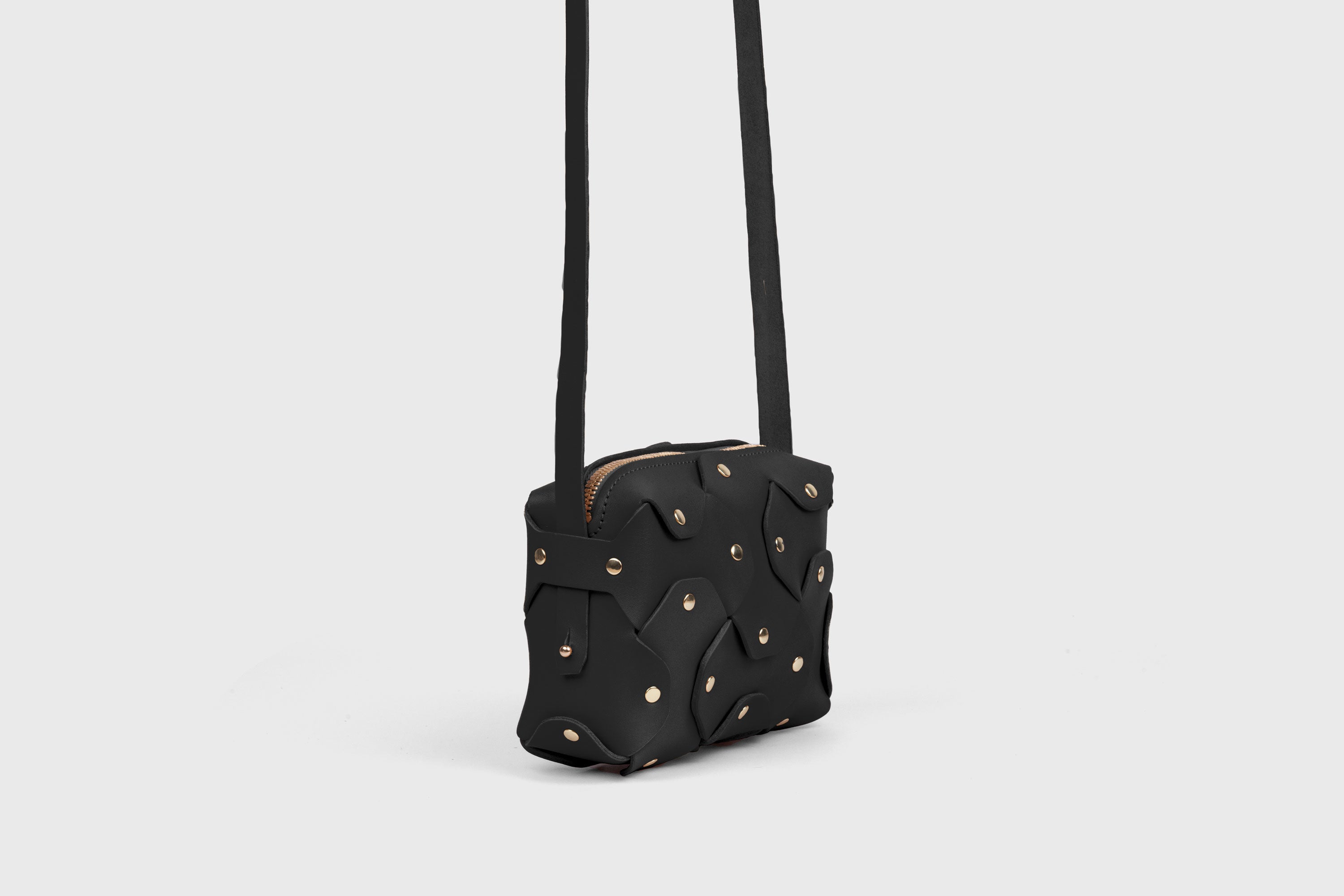 Bolso con Remache Cuero Pequeño Color Negro Embrague Bandolera Hombro Modelo Desmontable Latón Completo Curtido Vegetal Cuero Flor Alta Calidad Moderno Diseño Minimalista Atelier Madre Manuel Dreesmann Barcelona España