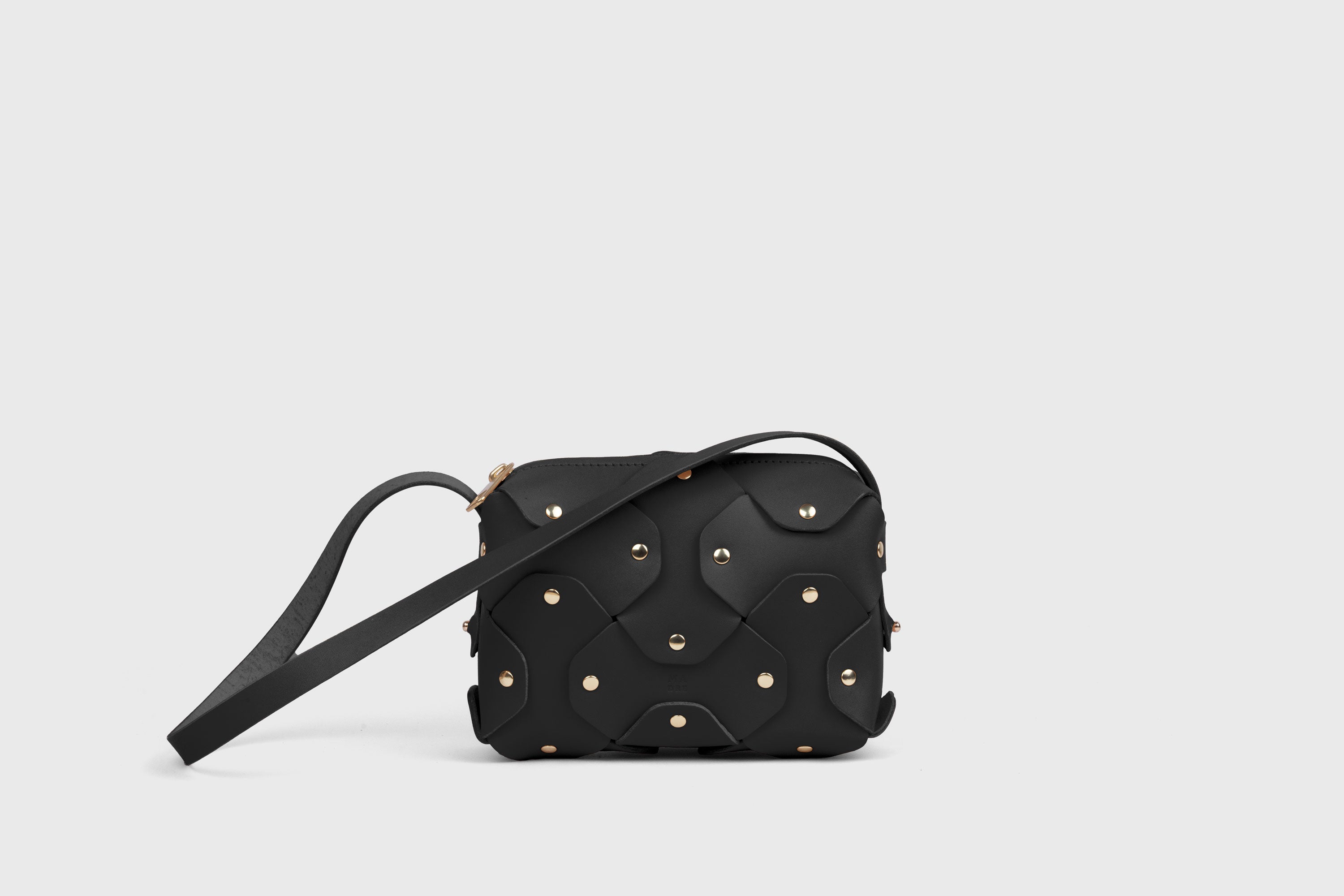 Bolso con Remache Cuero Pequeño Color Negro Embrague Bandolera Hombro Modelo Desmontable Latón Completo Curtido Vegetal Cuero Flor Alta Calidad Moderno Diseño Minimalista Atelier Madre Manuel Dreesmann Barcelona España