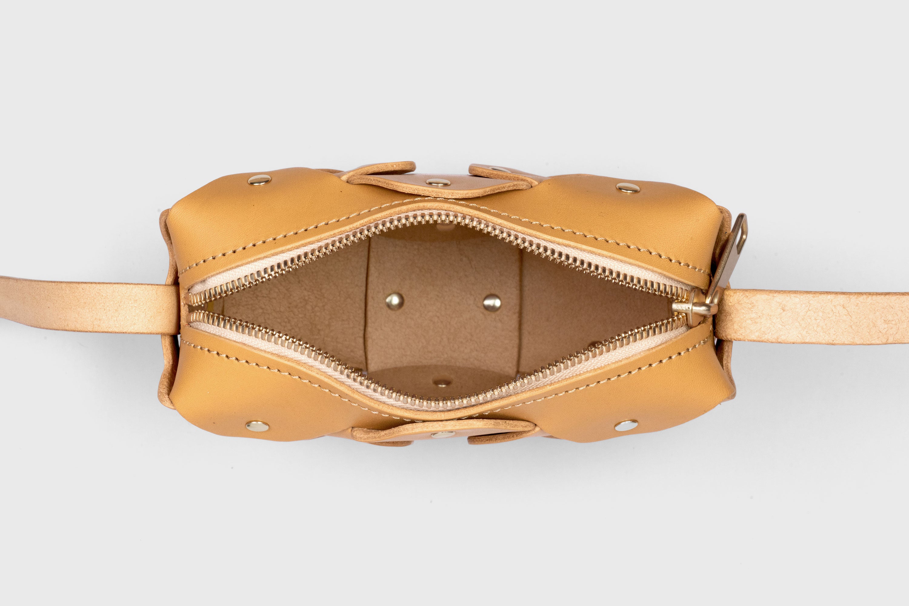 Bolso Rivet pequeño de piel marrón. Bolso de mano, bandolera y cruzado. Con tirante desmontable de latón macizo. Piel de grano completo curtida al vegetal. Alta calidad. Diseño moderno y minimalista. Atelier Madre, Manuel Dreesmann, Barcelona, España.