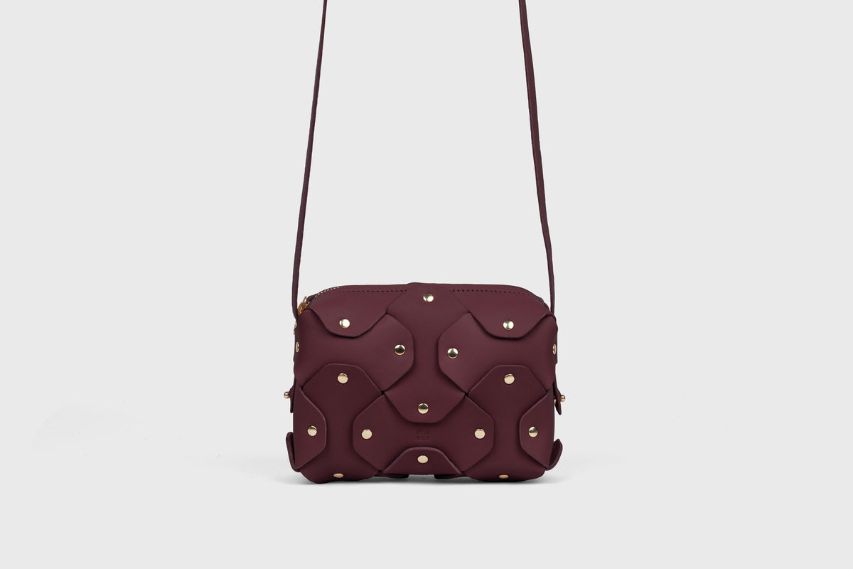 Rivet Bag Small Burgundy Leather Zipper Crossbody Bag Atelier Madre Manuel Dreesmann Barcelona Spain 2