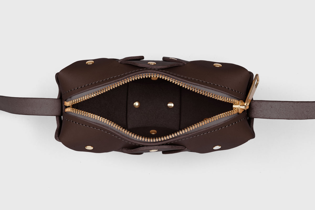 Rivet Bag Small Chocolate Brown Leather Zipper Crossbody Bag Atelier Madre Manuel Dreesmann Barcelona Spain 5