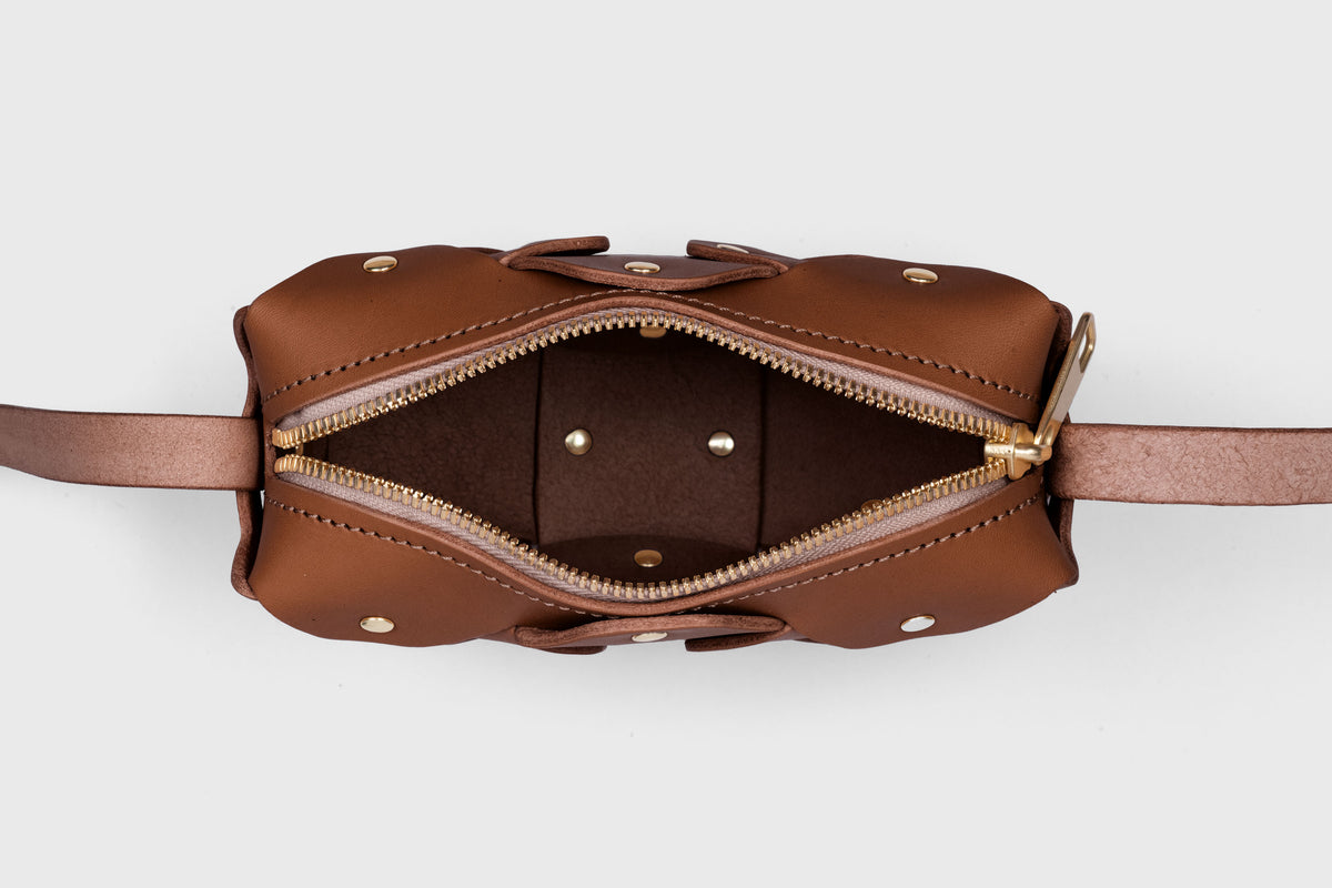Rivet Bag Small Dark Brown Colour Leather Vegetable Tanned Modern Minimal Design Premium Quality Atelier Madre Manuel Dreesmann Barcelona 5