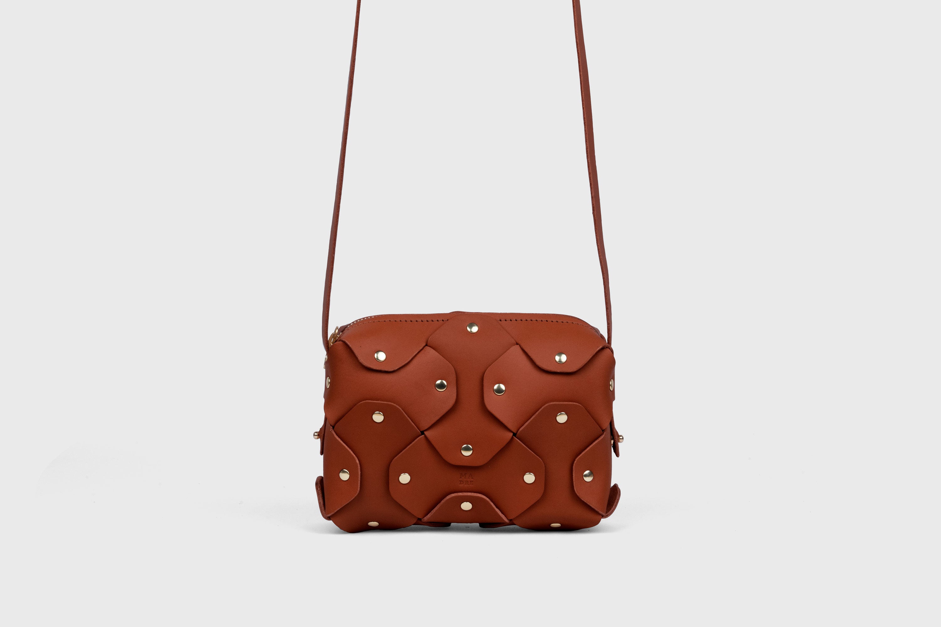 Bolso con Remache Cuero Pequeño Color Marrón Oscuro Embrague En Modelo Bandolera Hombro Desmontable Latón Completo Curtido Vegetal Cuero De Granos Alta Calidad Moderno Diseño Minimalista Atelier Madre Manuel Dreesmann Barcelona España