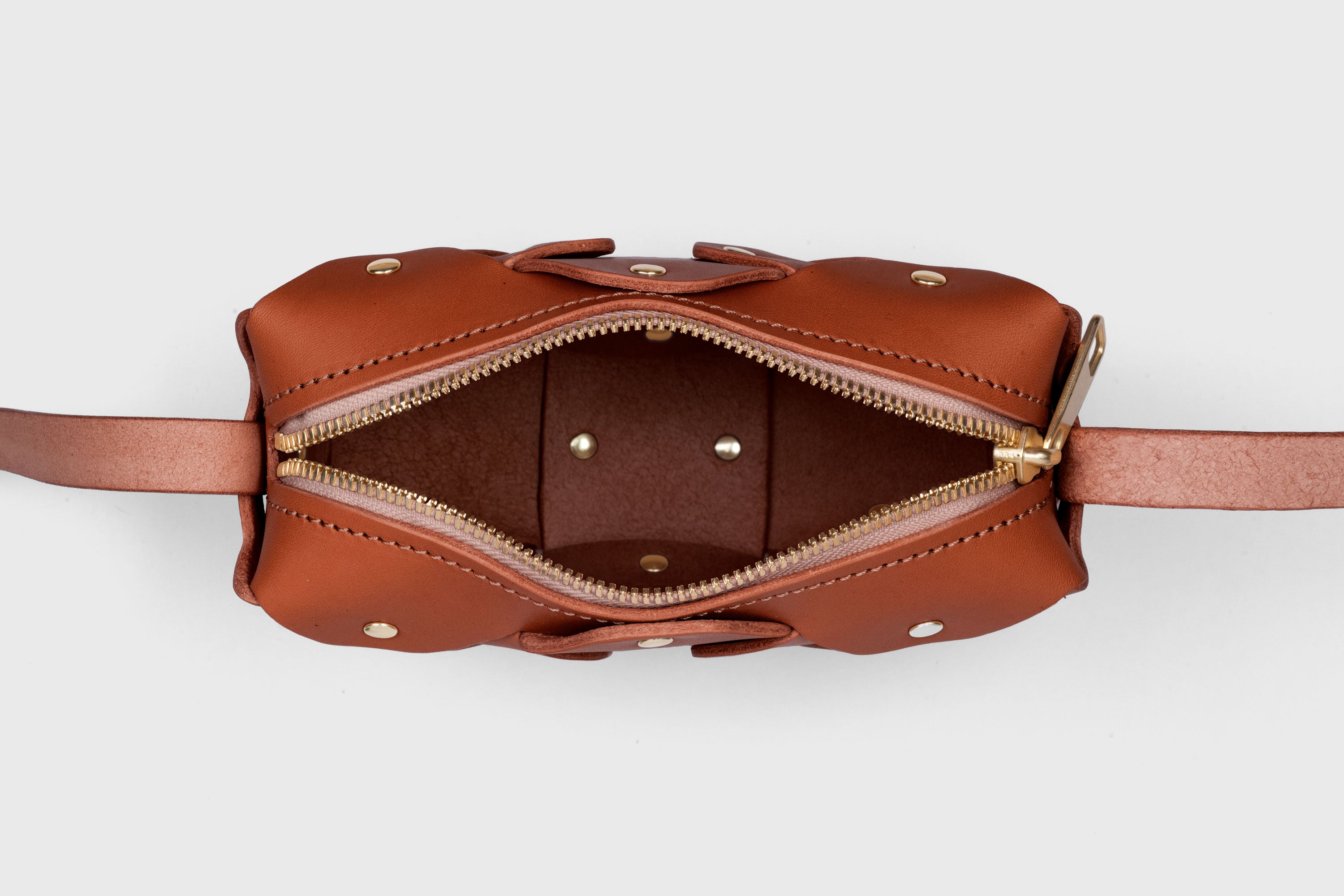 Bolso con Remache Cuero Pequeño Color Marrón Oscuro Embrague En Modelo Bandolera Hombro Desmontable Latón Completo Curtido Vegetal Cuero De Granos Alta Calidad Moderno Diseño Minimalista Atelier Madre Manuel Dreesmann Barcelona España