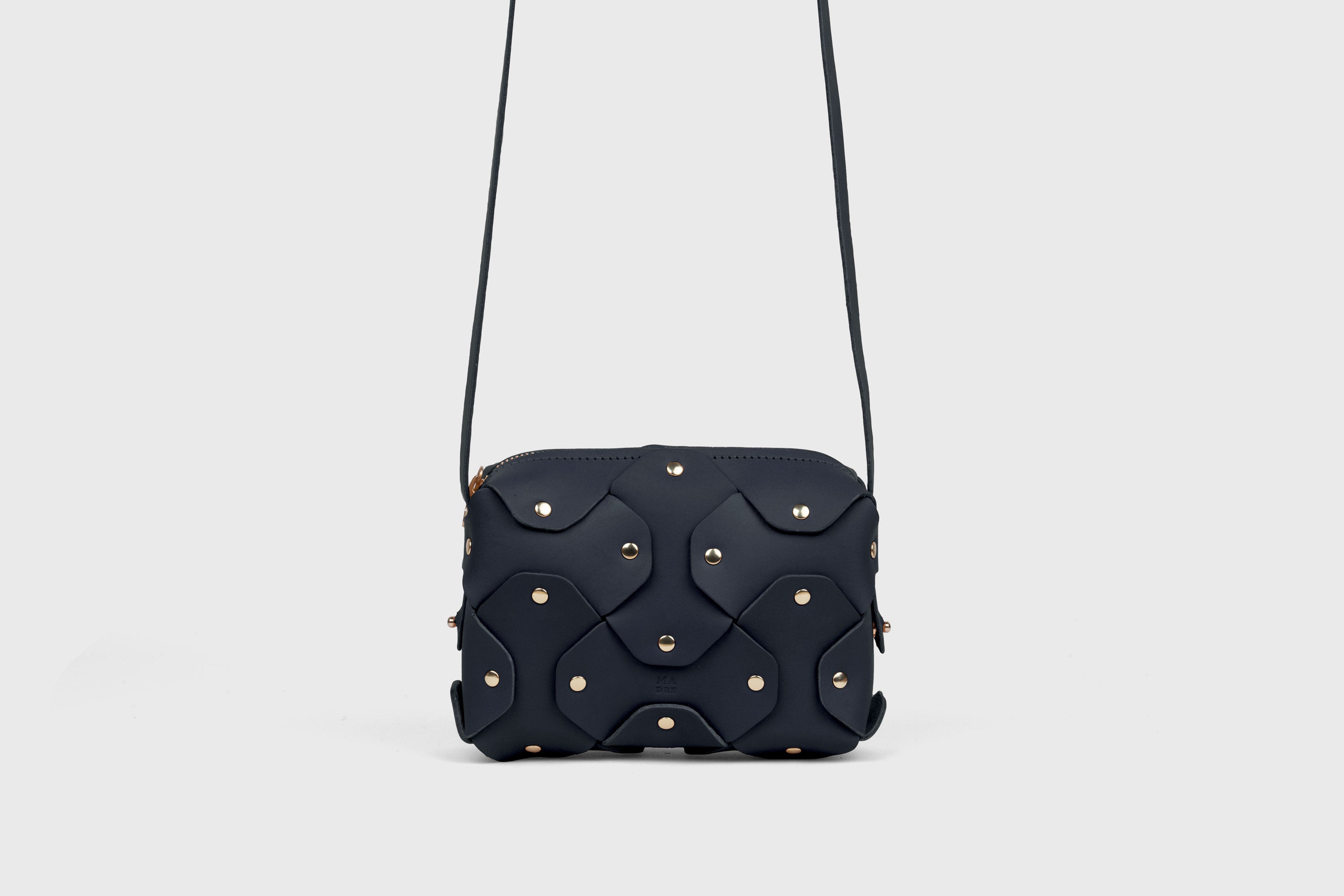 Bolso De Remache Cuero Pequeño Color Azul Marino Clutch Sobre Modelo Bandolera Hombro Desmontable Latón Completo Curtido Vegetal Cuero De Granos Alta Calidad Moderno Diseño Minimalista Atelier Madre Manuel Dreesmann Barcelona España