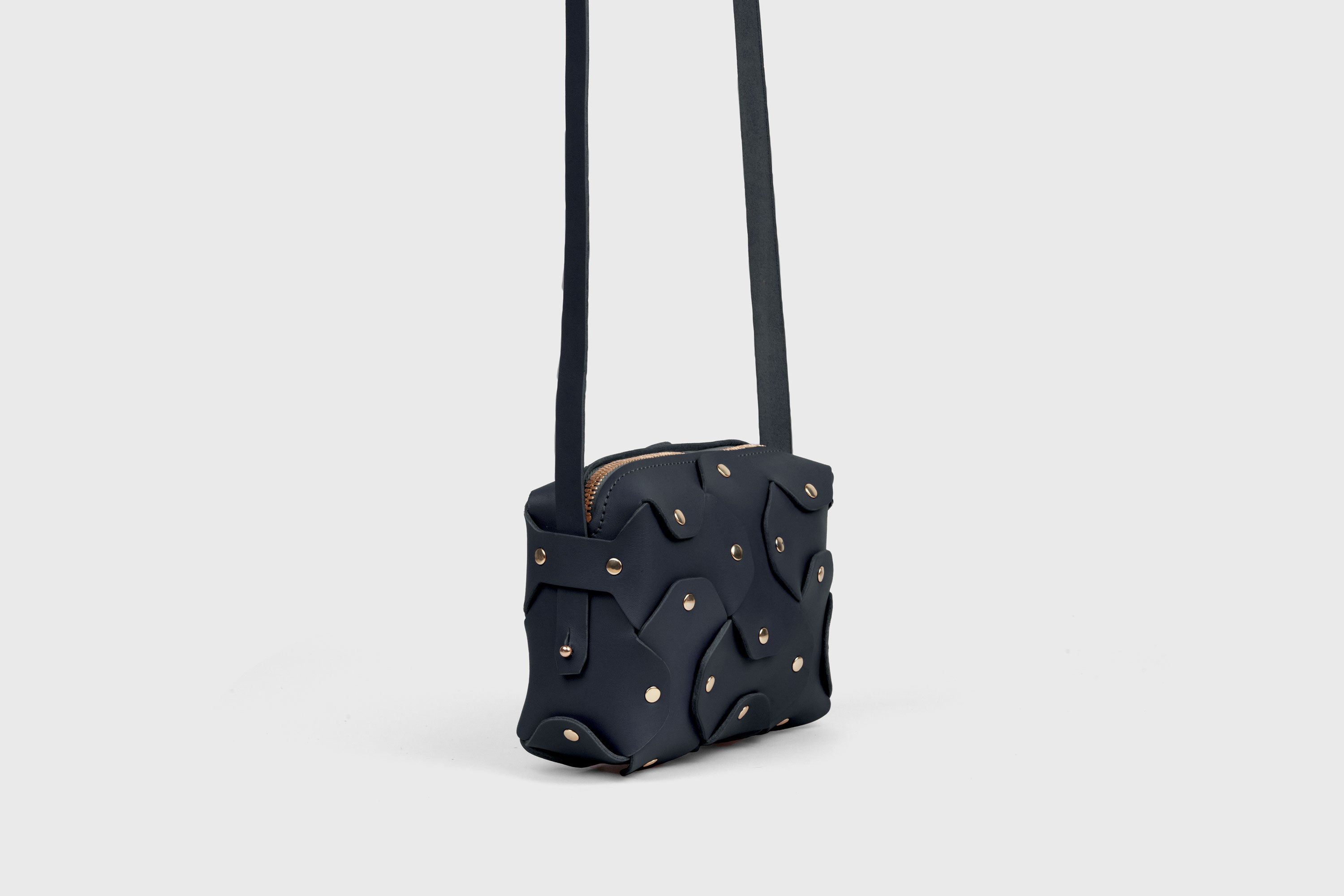 Bolso De Remache Cuero Pequeño Color Azul Marino Clutch Sobre Modelo Bandolera Hombro Desmontable Latón Completo Curtido Vegetal Cuero De Granos Alta Calidad Moderno Diseño Minimalista Atelier Madre Manuel Dreesmann Barcelona España