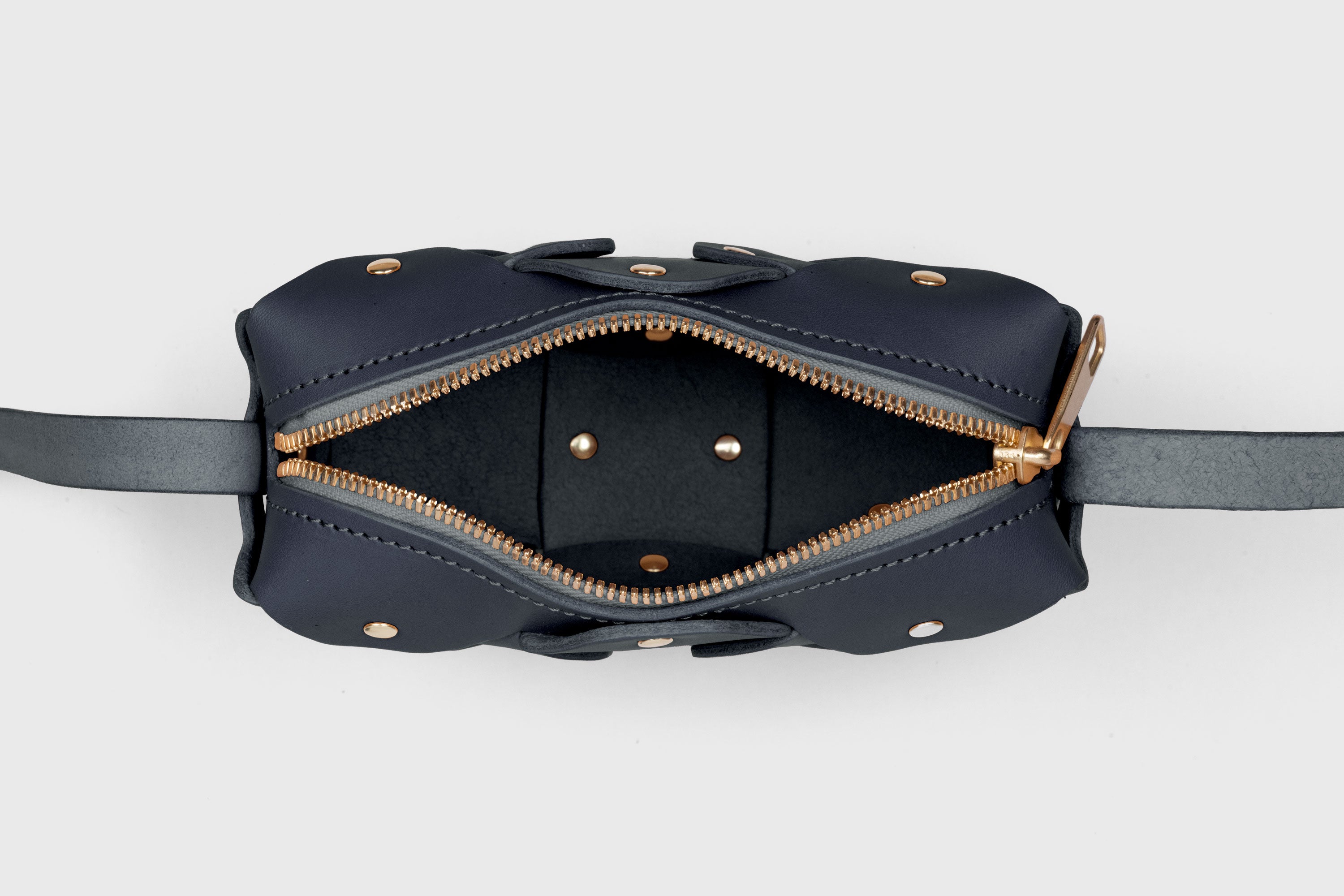 Bolso De Remache Cuero Pequeño Color Azul Marino Clutch Sobre Modelo Bandolera Hombro Desmontable Latón Completo Curtido Vegetal Cuero De Granos Alta Calidad Moderno Diseño Minimalista Atelier Madre Manuel Dreesmann Barcelona España