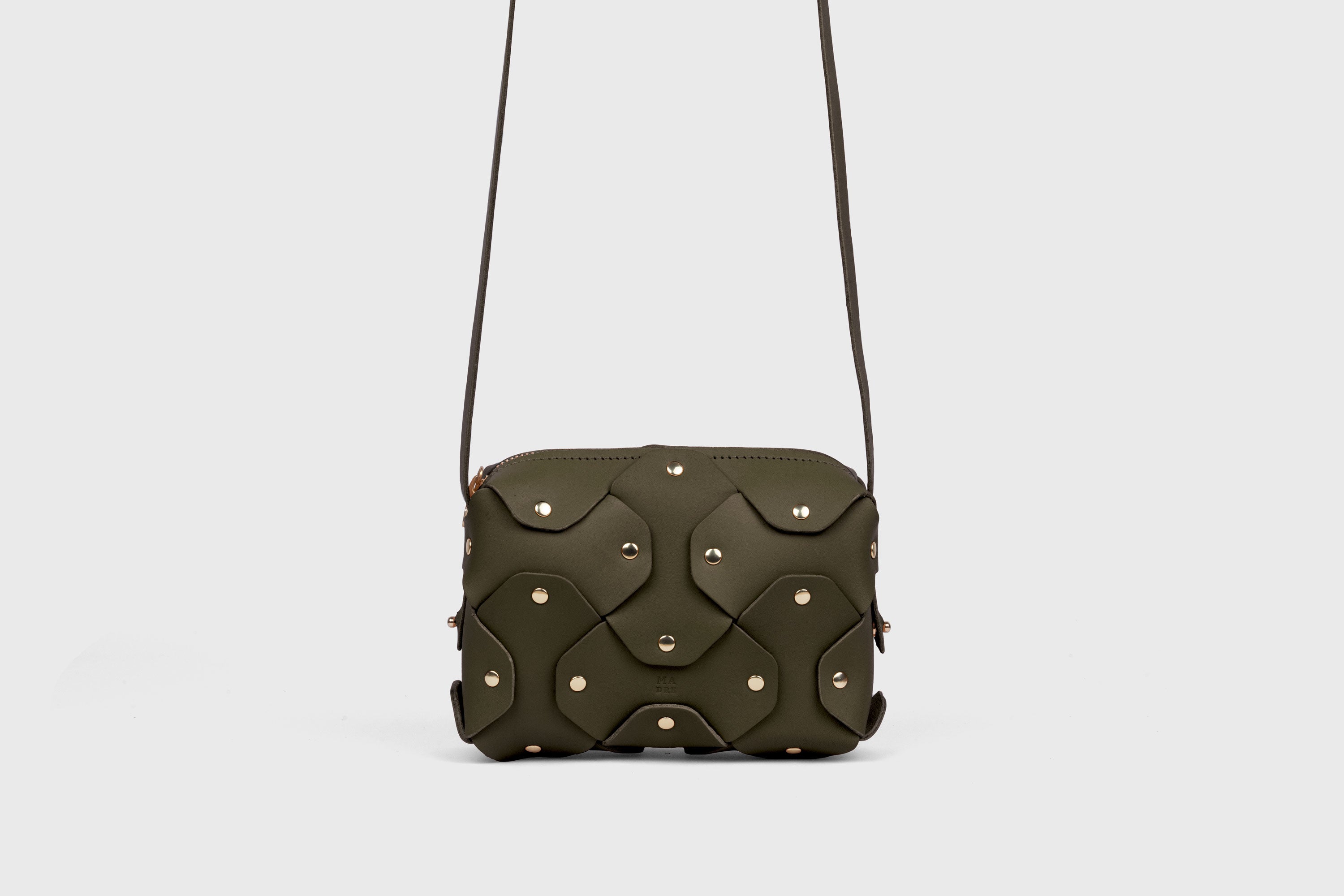 Bolso Con Remache Cuero Pequeño Color Verde Oliva Clutch Verde Oliva En Modelo Bandolera Hombro Desmontable Latón Completo Curtido Vegetal Cuero De Granos Alta Calidad Diseño Minimalista Moderno Atelier Madre Manuel Dreesmann Barcelona España
