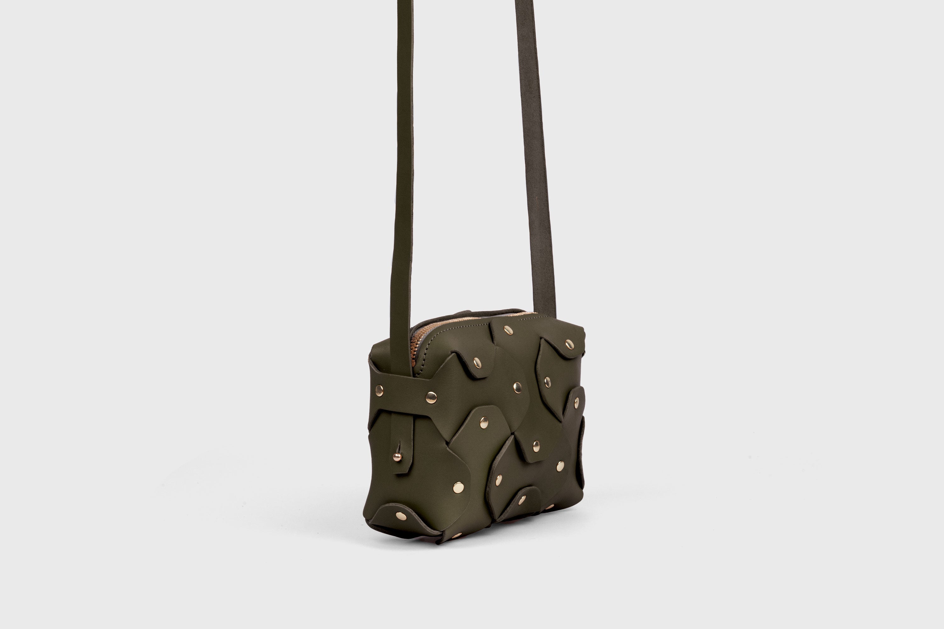 Bolso Con Remache Cuero Pequeño Color Verde Oliva Clutch Verde Oliva En Modelo Bandolera Hombro Desmontable Latón Completo Curtido Vegetal Cuero De Granos Alta Calidad Diseño Minimalista Moderno Atelier Madre Manuel Dreesmann Barcelona España