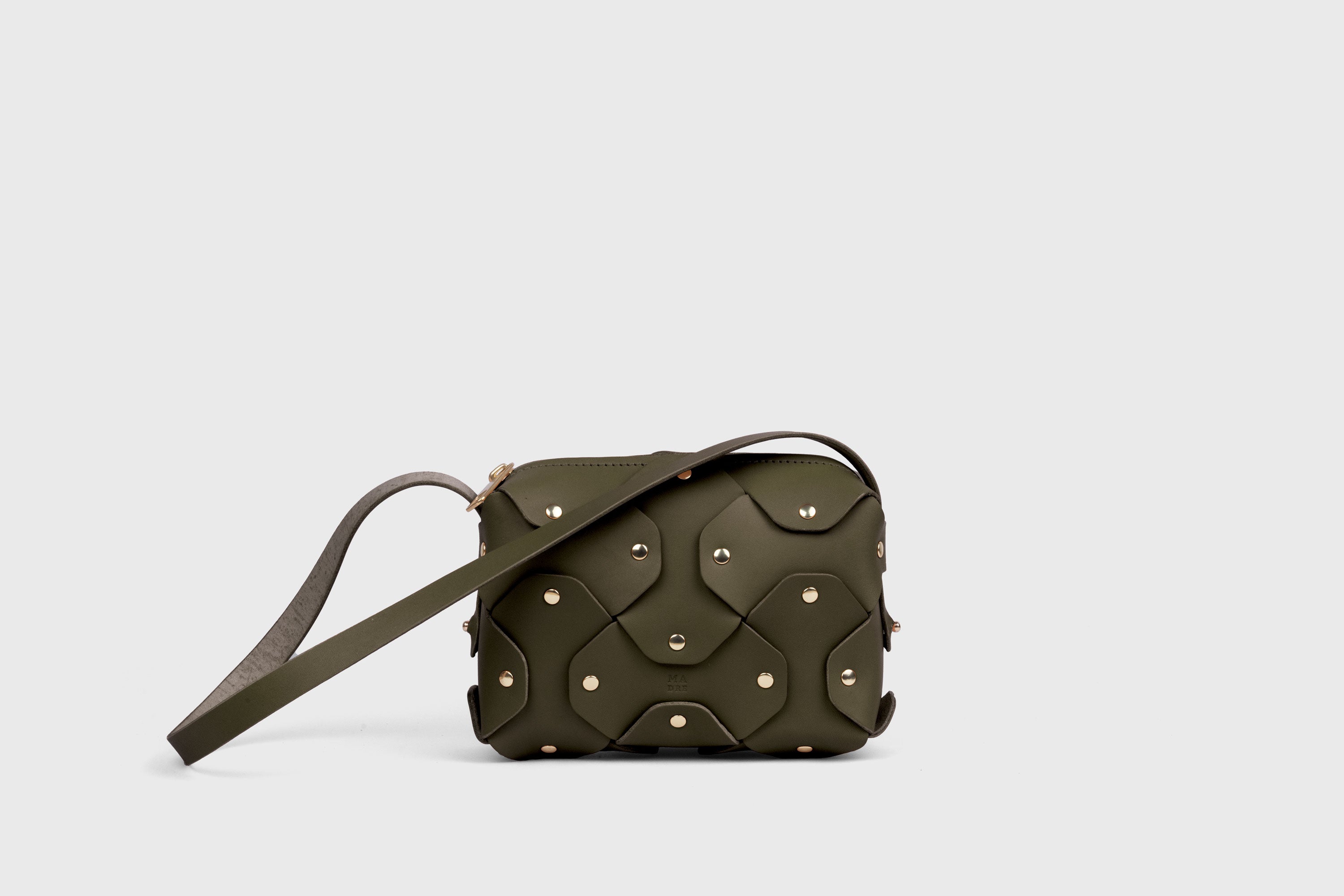 Bolso Con Remache Cuero Pequeño Color Verde Oliva Clutch Verde Oliva En Modelo Bandolera Hombro Desmontable Latón Completo Curtido Vegetal Cuero De Granos Alta Calidad Diseño Minimalista Moderno Atelier Madre Manuel Dreesmann Barcelona España