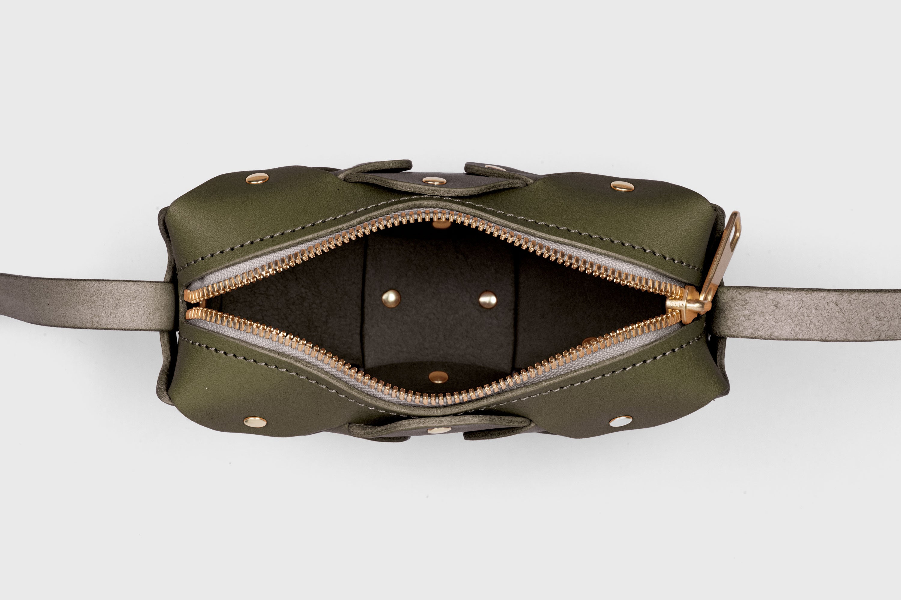 Bolso Con Remache Cuero Pequeño Color Verde Oliva Clutch Verde Oliva En Modelo Bandolera Hombro Desmontable Latón Completo Curtido Vegetal Cuero De Granos Alta Calidad Diseño Minimalista Moderno Atelier Madre Manuel Dreesmann Barcelona España