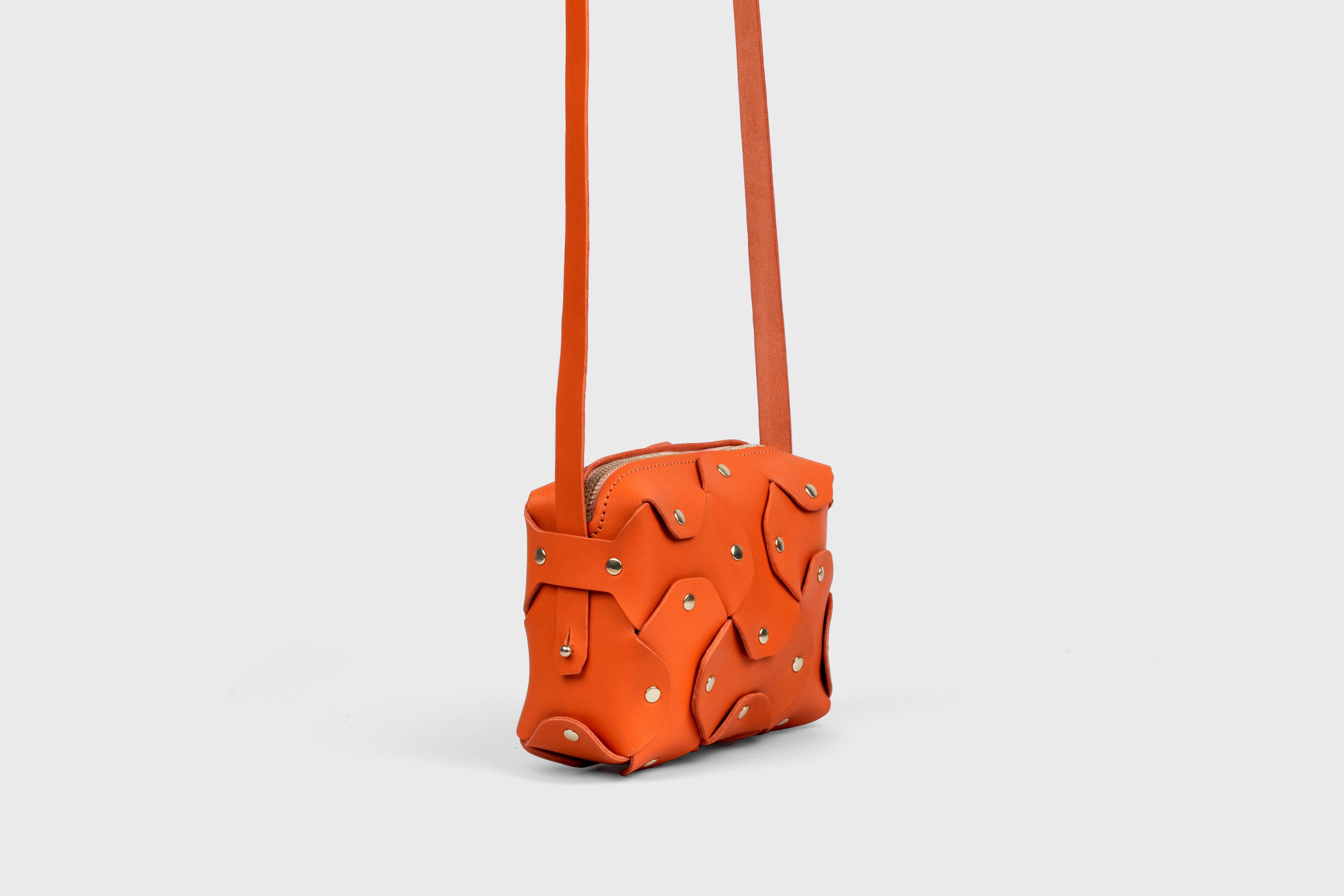 Bolso Con Remache Cuero Pequeño Color Naranja Clutch Bandolera En Modelo Hombro Desmontable Latón Completo Curtido Vegetal Cuero De Granos Alta Calidad Moderno Diseño Minimalista Atelier Madre Manuel Dreesmann Barcelona España