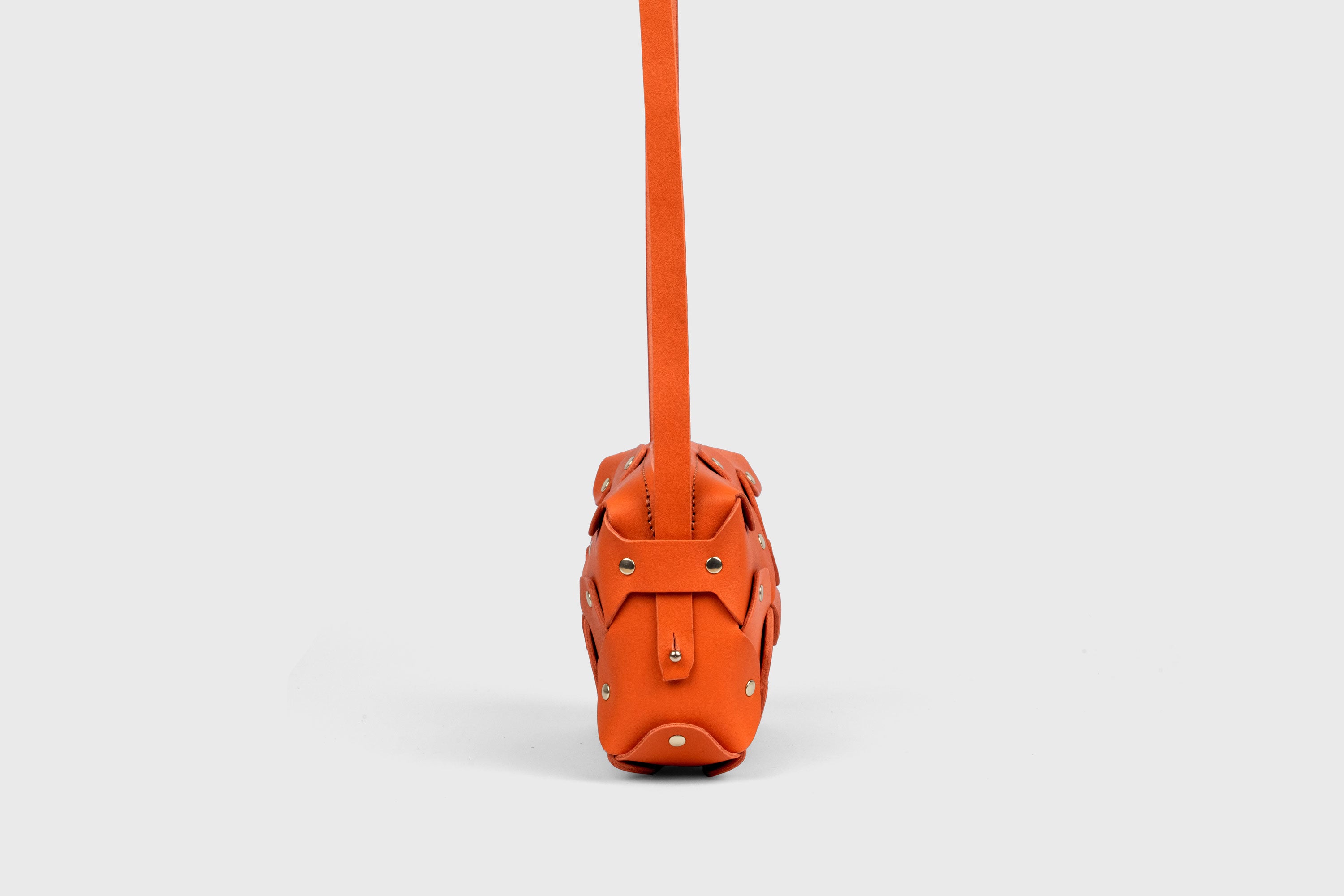 Bolso Con Remache Cuero Pequeño Color Naranja Clutch Bandolera En Modelo Hombro Desmontable Latón Completo Curtido Vegetal Cuero De Granos Alta Calidad Moderno Diseño Minimalista Atelier Madre Manuel Dreesmann Barcelona España