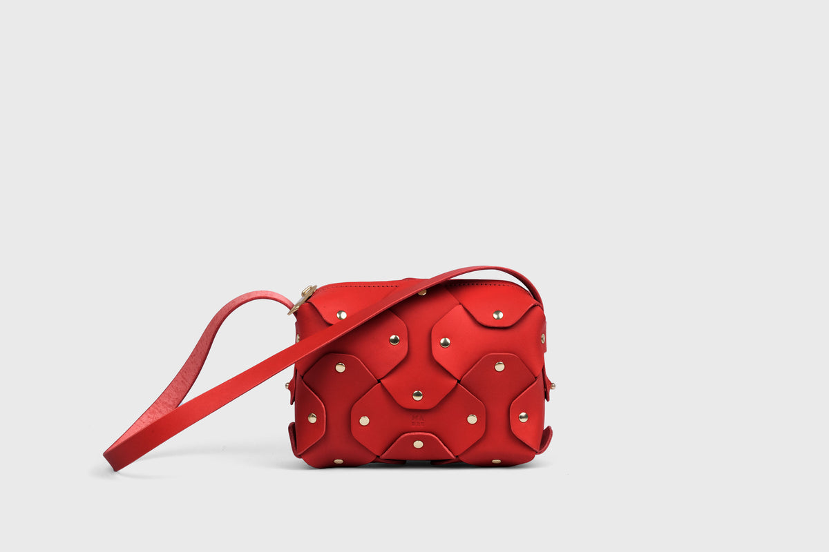 Rivet Bag Small Red Colour Leather Vegetable Tanned Modern Minimal Design Premium Quality Atelier Madre Manuel Dreesmann Barcelona4