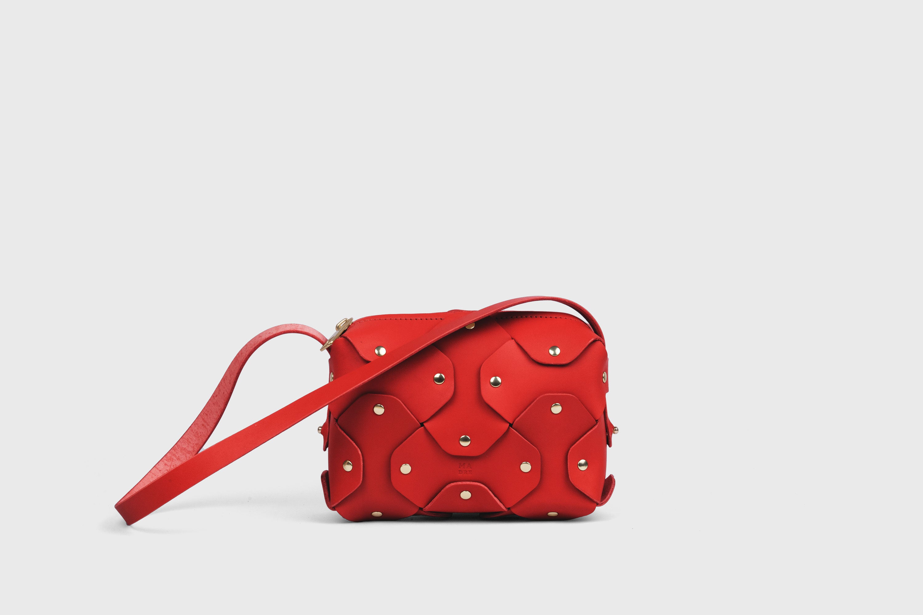 Bolso Con Remache Cuero Pequeño Color Rojo Embrague Bandolera En Modelo Hombro Desmontable Latón Completo Curtido Vegetal Cuero De Granos Alta Calidad Moderno Diseño Minimalista Atelier Madre Manuel Dreesmann Barcelona España
